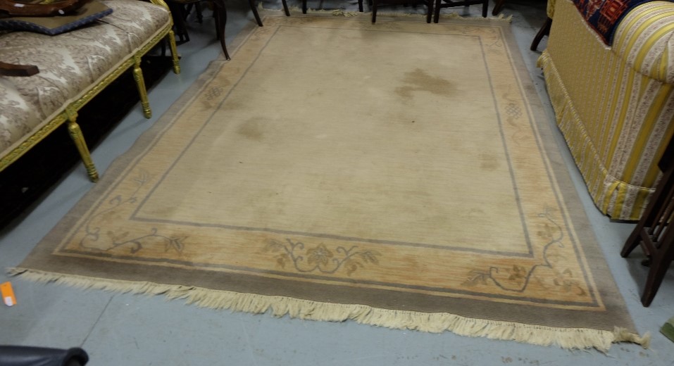 A pair of woollen Floor Rugs, each beige and terracotta with green borders, each 1.85m x 2.9m (2) - Image 2 of 4