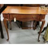 Early 20thC Writing Desk, with a single apron drawer and a brown leather top, cabriole legs, 1.35mWx