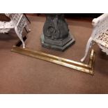 Victorian brass fender. (138 cm l x 40 cm d).