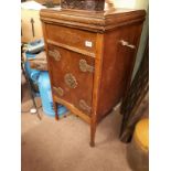 Edwardian oak cabinet gramophone with brass mounts. (94 cm x 46 cm w x 50 cm d).