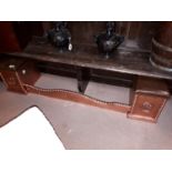 Art Deco copper club Fender (160 cm l x 35 cm h x 25 cm d).