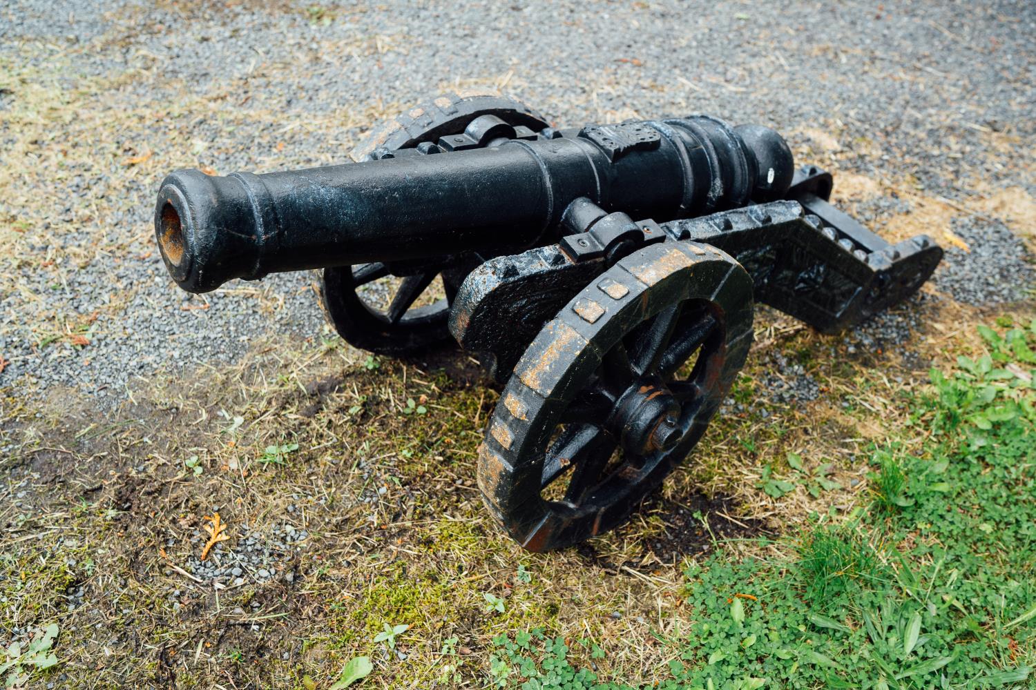 Pair of cast iron cannons. { 55cm H X 50 cm W X106 cm D }. - Bild 3 aus 3
