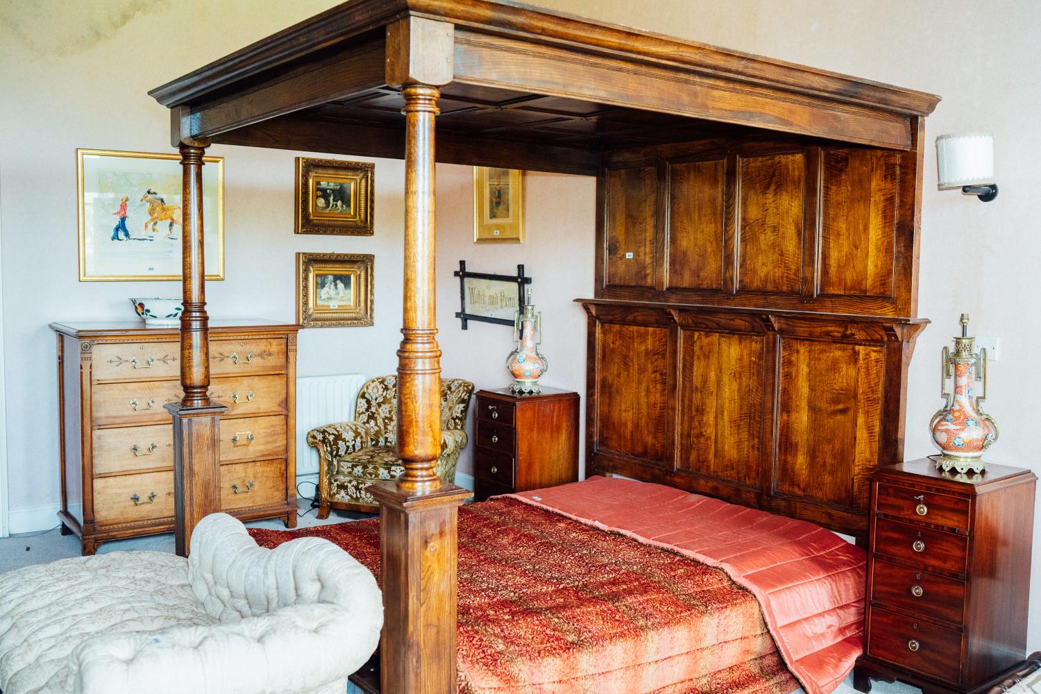 Exceptional quality oak four poster bed in the Tudor style. { 216cm H X 224 cm L X 194 cm W }. - Bild 3 aus 4