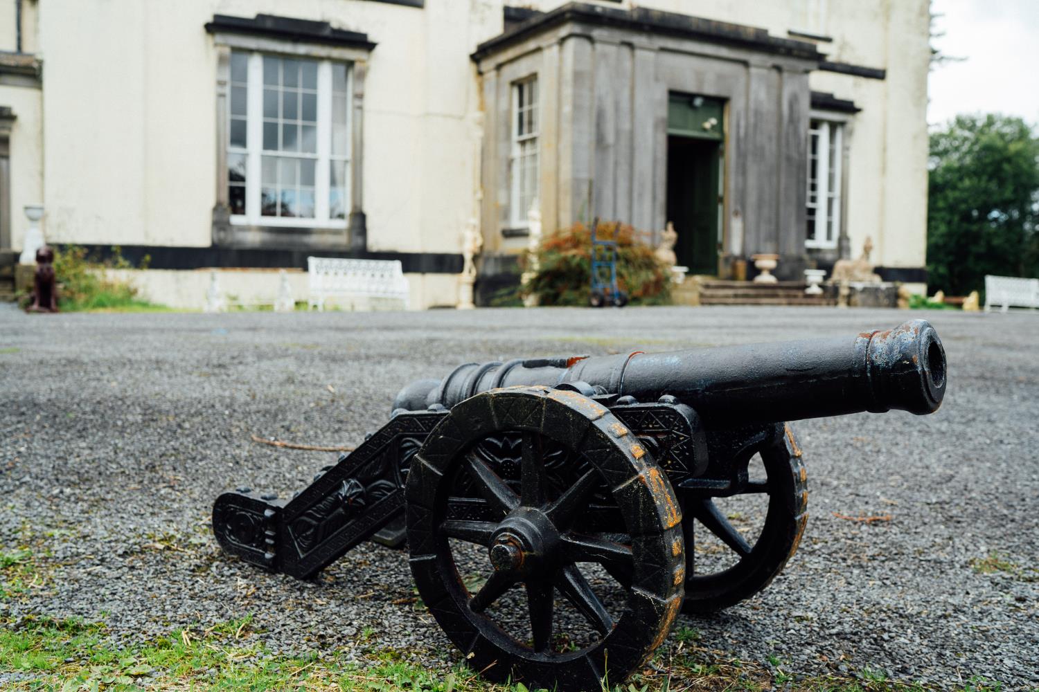 Pair of cast iron cannons. { 55cm H X 50 cm W X106 cm D }. - Bild 2 aus 3