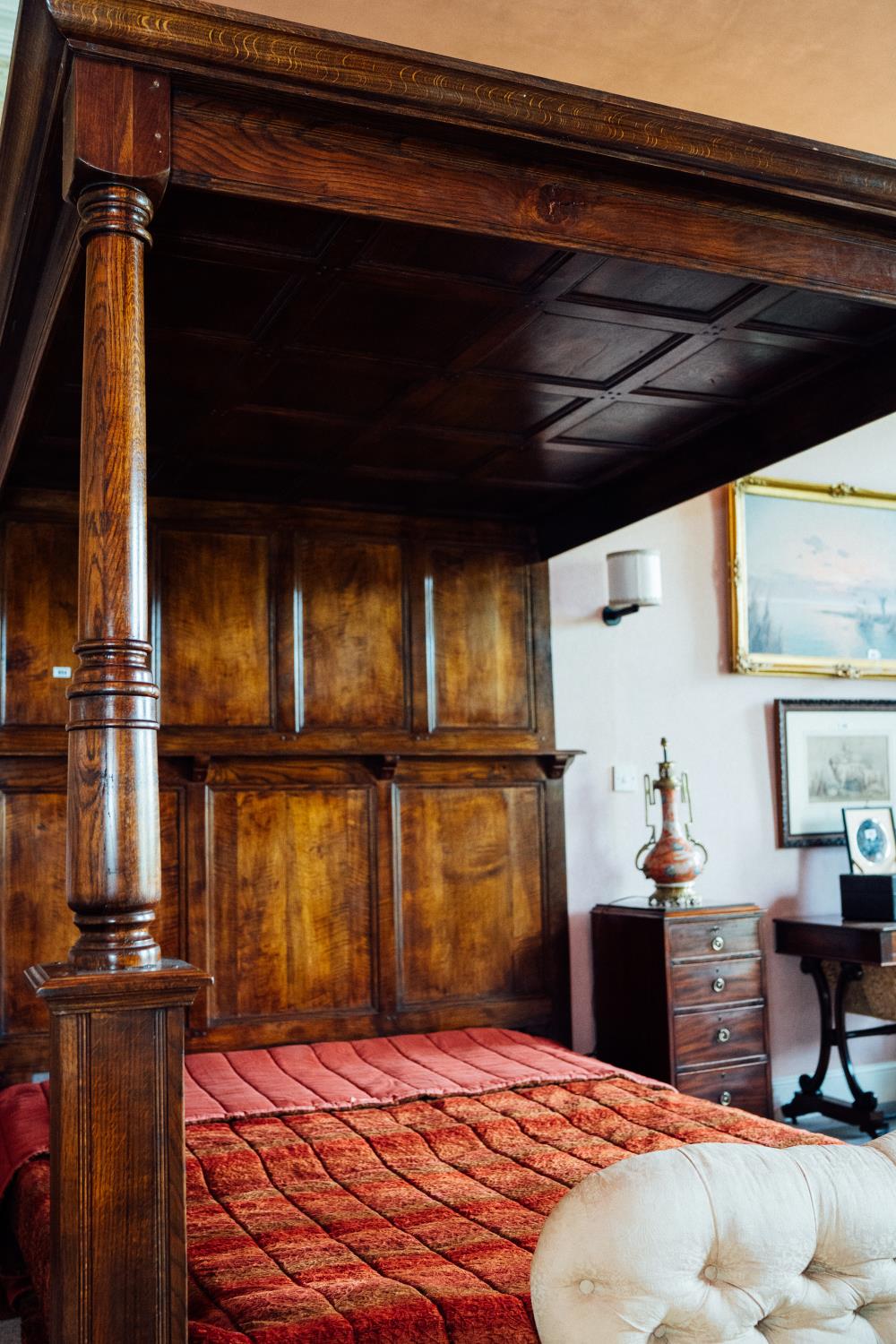 Exceptional quality oak four poster bed in the Tudor style. { 216cm H X 224 cm L X 194 cm W }. - Bild 2 aus 4