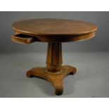 Tavolo rotondo in legno di noce, gamba centrale rastremata su tre piedi. XIX secolo. Modifiche sotto