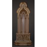 Cantonale in legno laccato bianco e profili in oro. XIX secolo. Difetti. Mis. Lung. cm. 55 Alt.