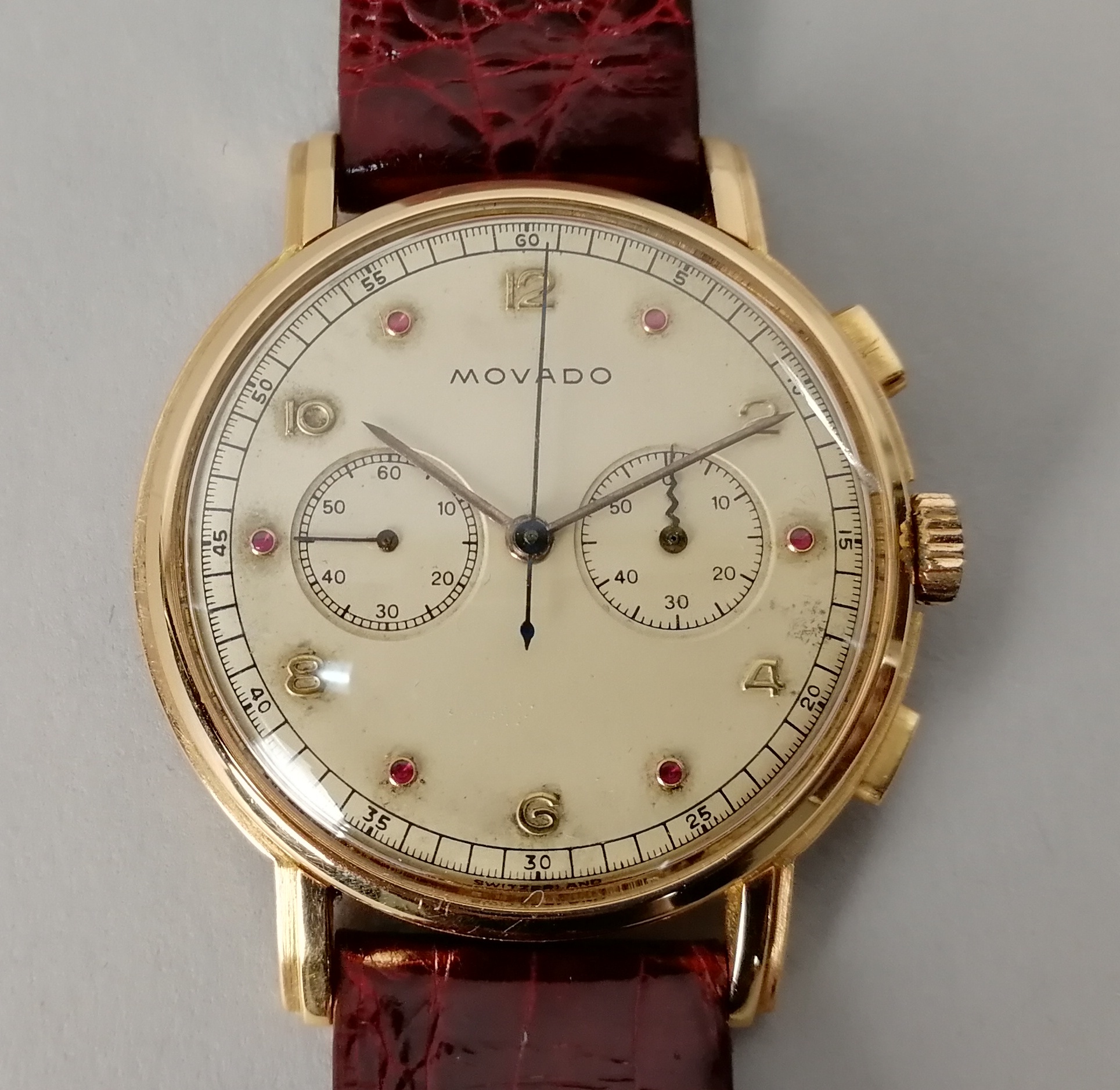 MOVADO. Orologio da uomo in oro rosa 18 kt. Cronografo a due contatori C90M. Quadrante originale