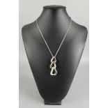 Collier in oro bianco 18 kt. con ciondolo a tre maglie di cui due in oro bianco 18 kt. e una in