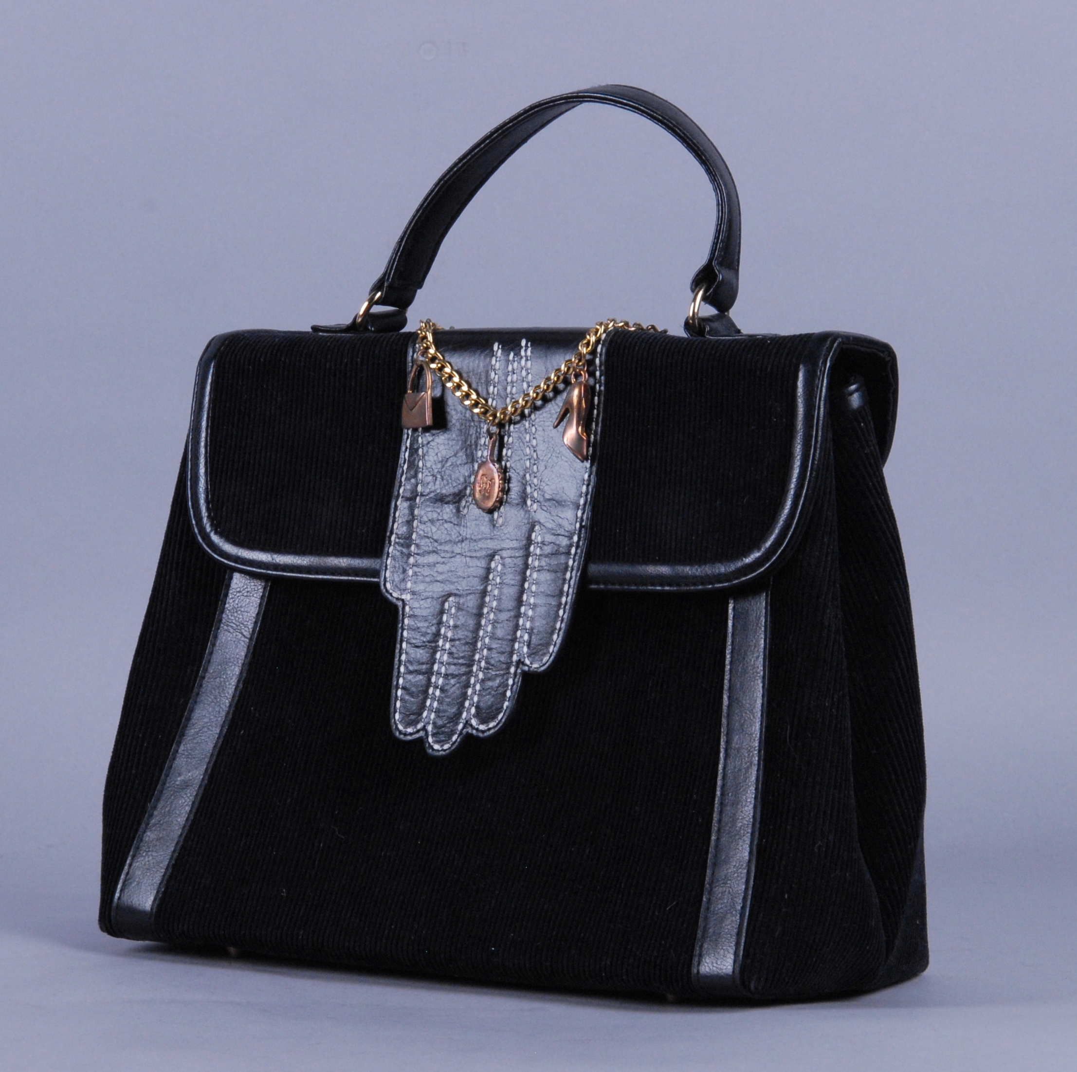 LULU GUINNESS. Handbag in velluto rigato nero decorato con guanto in pelle. Mis. Lung. cm. 27 Alt.