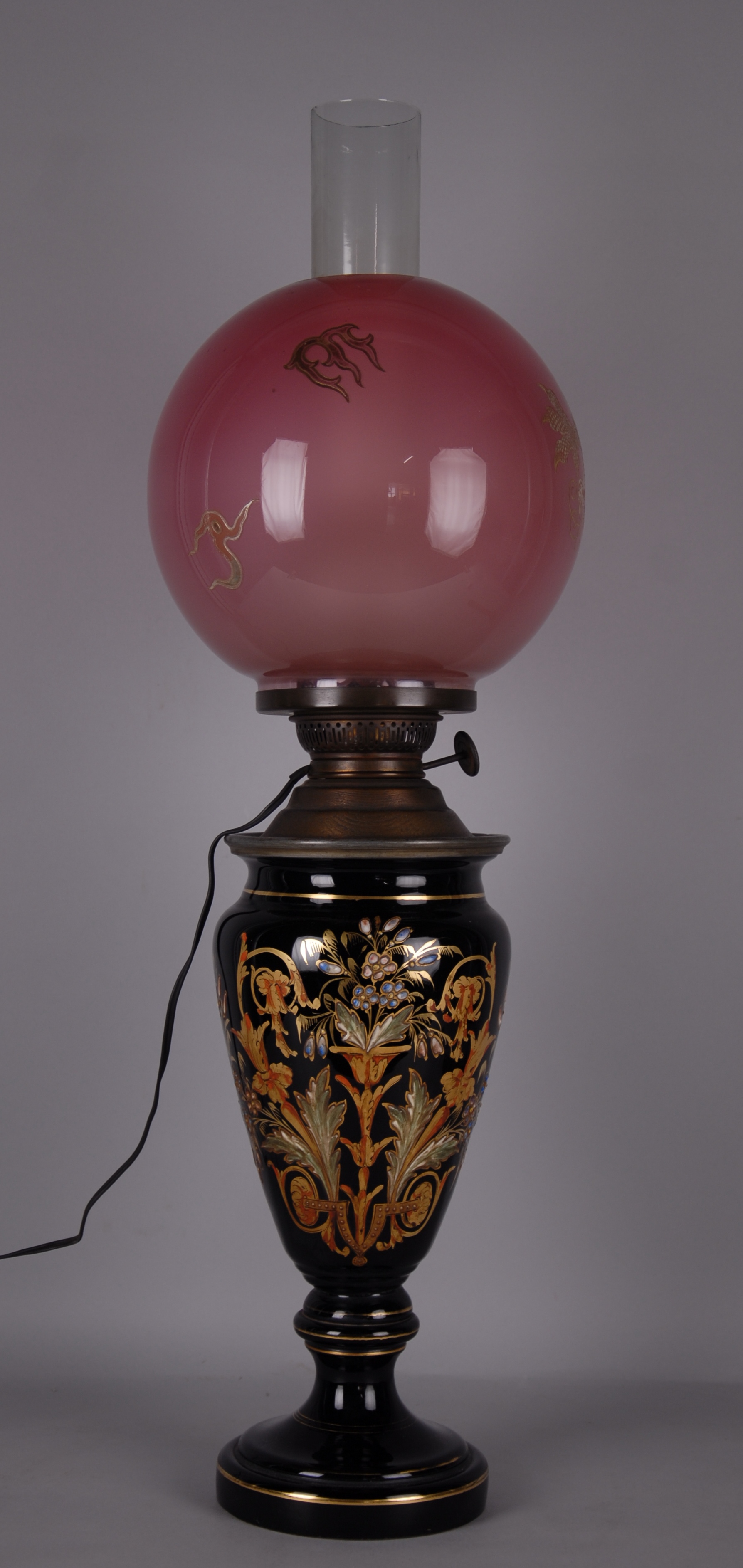 Lampada ad olio in vetro con decori orientaleggianti in oro zecchino. XX secolo. Mis. Alt. cm. 66