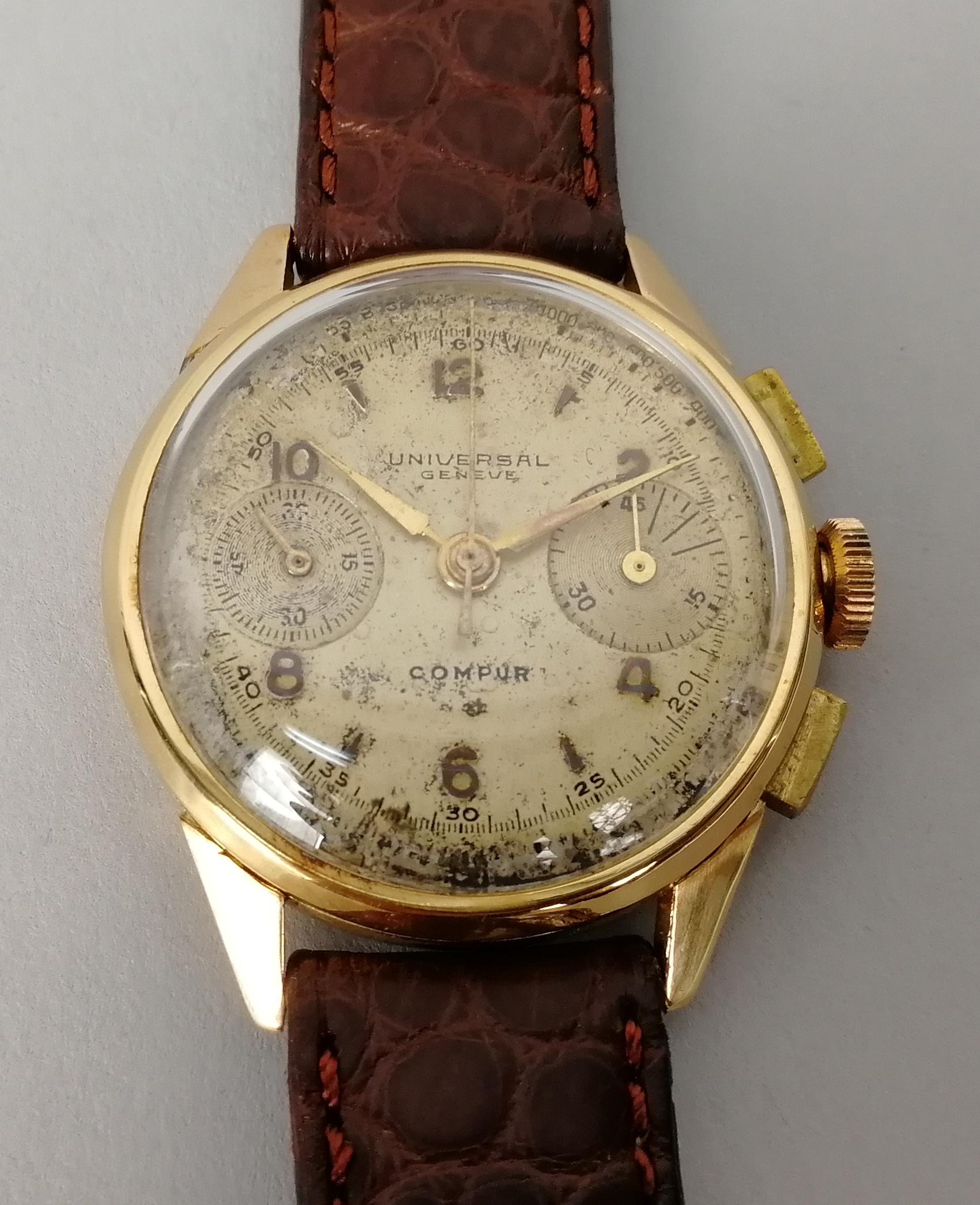 UNIVERSAL GENEVE. Orologio da uomo in oro giallo 18 kt., modello Compur crono manuale. Quadrante