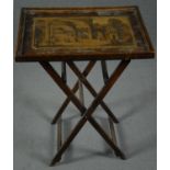 Tavolino pieghevole in legno con incisione applicata sul piano raff. ''SCORCIO DI PECHINO''. XIX