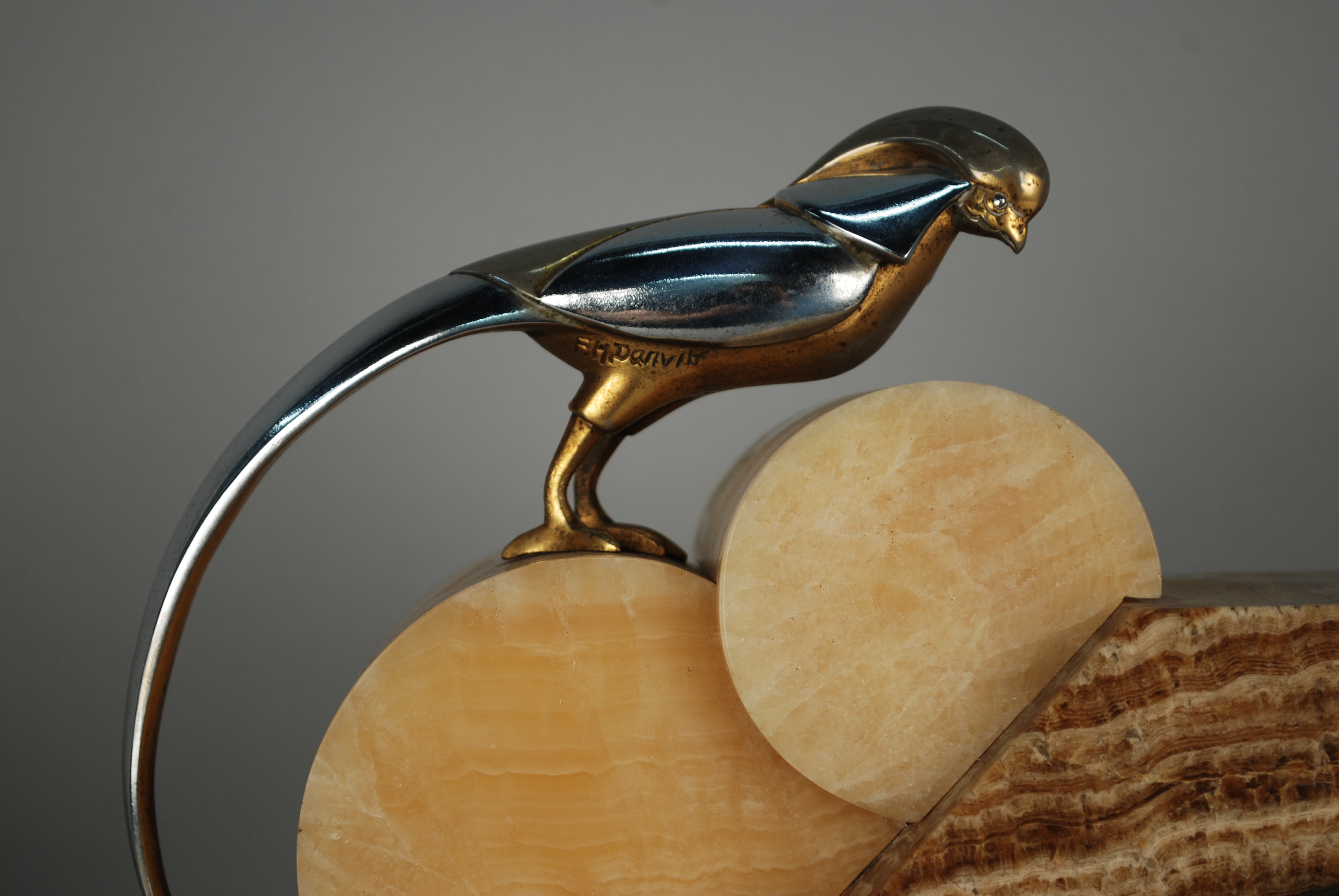 Trittico in onice composto da un orologio sormontato da un uccellino in metallo firmato F. H. DANVIN - Image 3 of 3