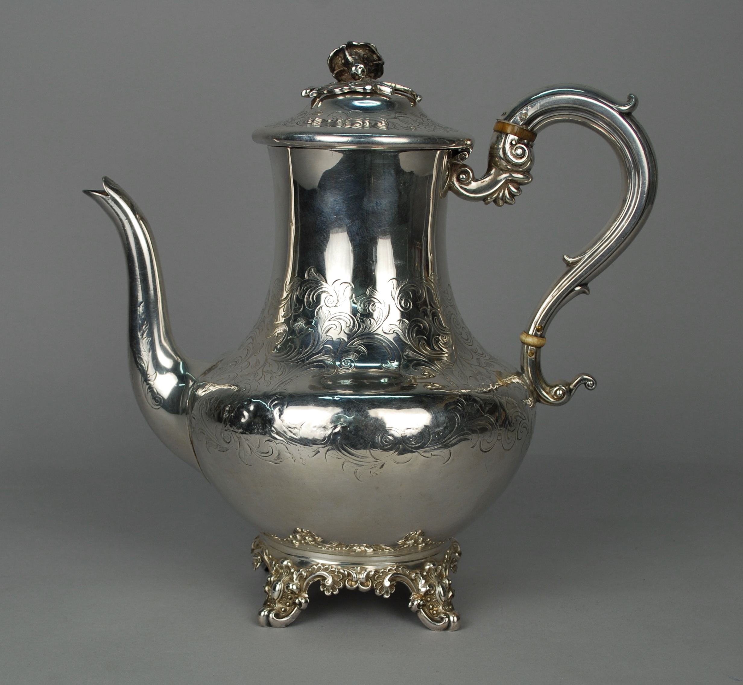 Caffettiera in argento, gr. 900 ca. Punzoni LONDRA 1841. Mis. Alt. cm. 25.5 ca.