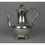 Caffettiera in argento, gr. 900 ca. Punzoni LONDRA 1841. Mis. Alt. cm. 25.5 ca.