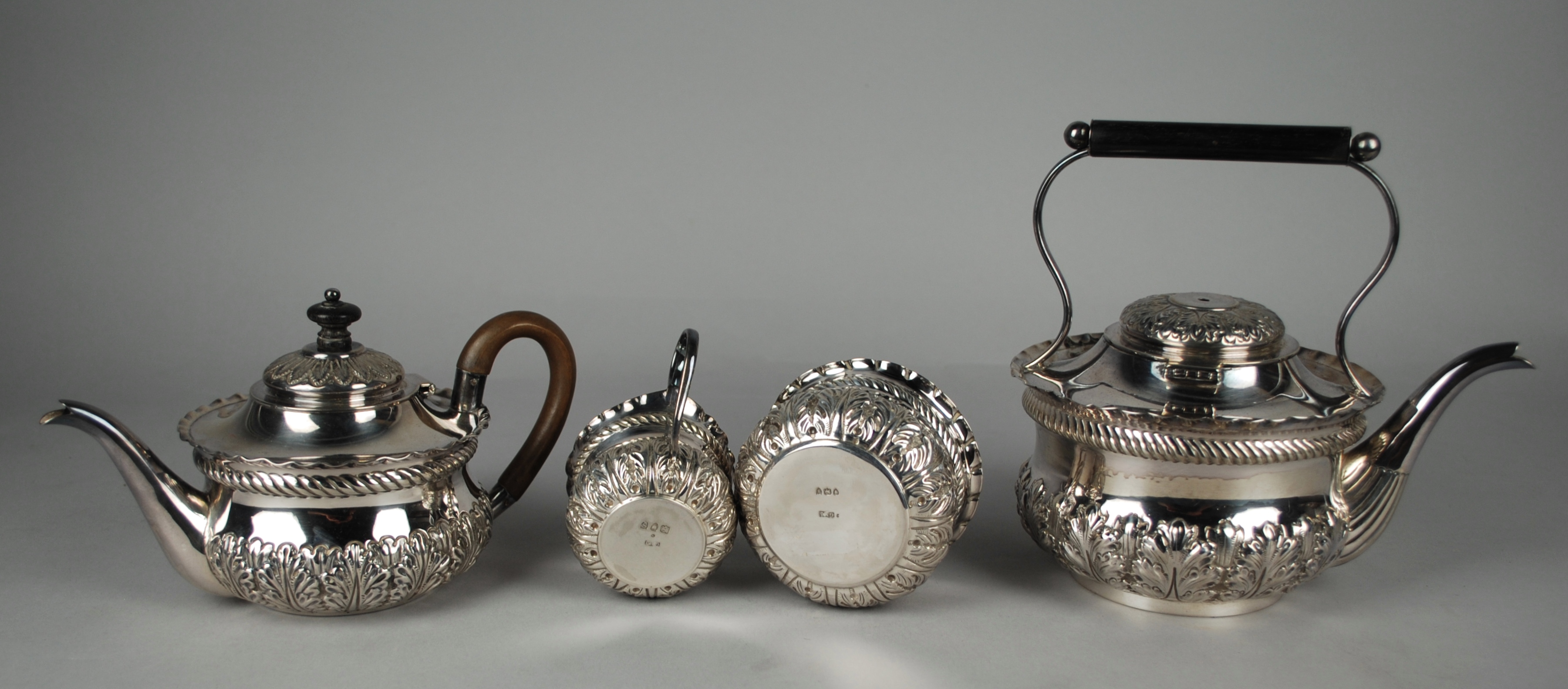 Servizio da tè in argento sbalzato e cesellato composto da due piccole teiere, una lattiera e una - Image 2 of 5