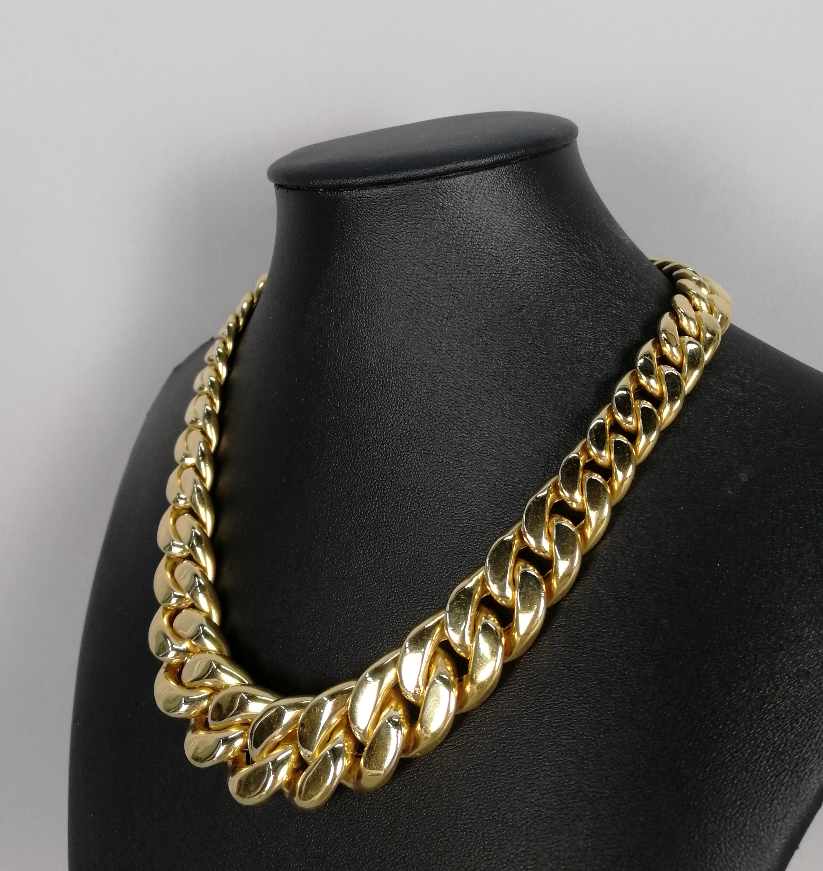 Collana in oro giallo 18 kt. maglia grumettes piena, gr. 133 ca. complessivi. Epoca 1960-'70. Mis. - Image 3 of 5