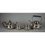 Servizio da tè in argento sbalzato e cesellato composto da due piccole teiere, una lattiera e una