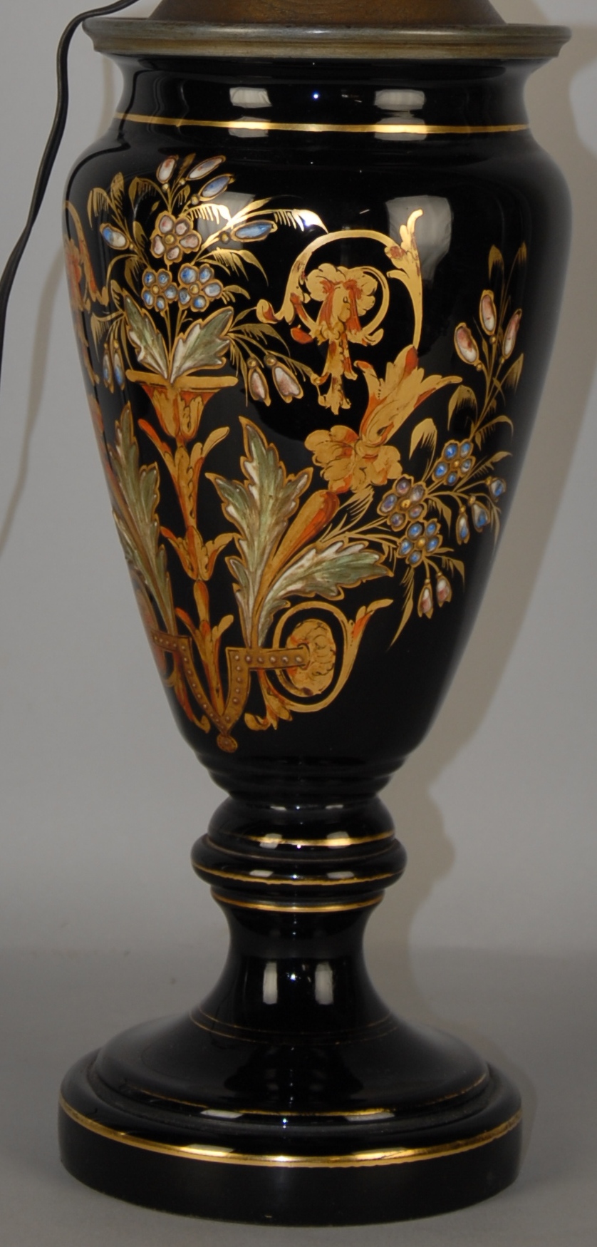 Lampada ad olio in vetro con decori orientaleggianti in oro zecchino. XX secolo. Mis. Alt. cm. 66 - Image 2 of 3