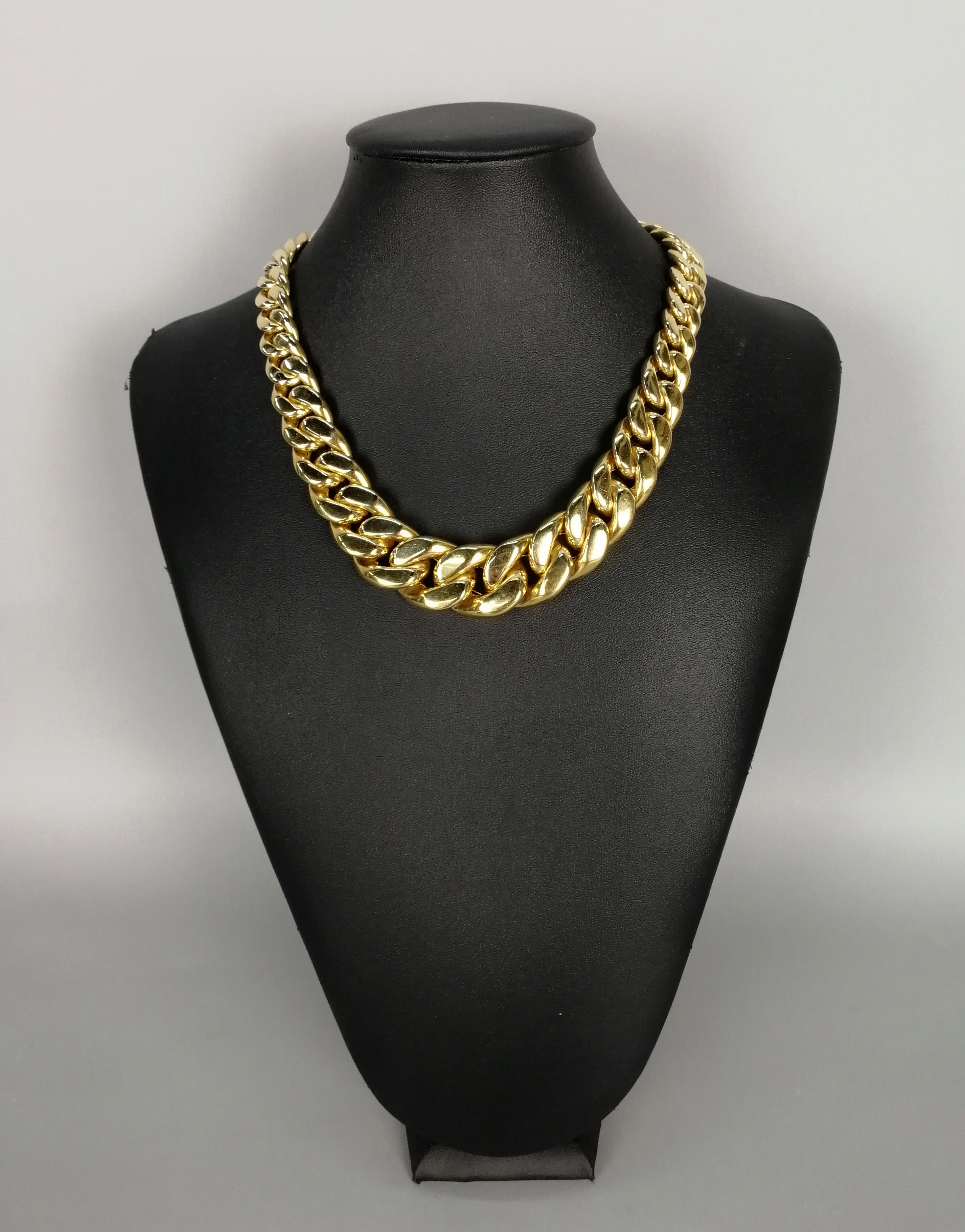 Collana in oro giallo 18 kt. maglia grumettes piena, gr. 133 ca. complessivi. Epoca 1960-'70. Mis.