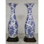 Coppia di vasi in porcellana bianca e blu.