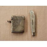 SILVER BLADED AND MOTHER OF PEARL POCKET KNIFE AND A SILVER ENGRAVED VESTA CASE