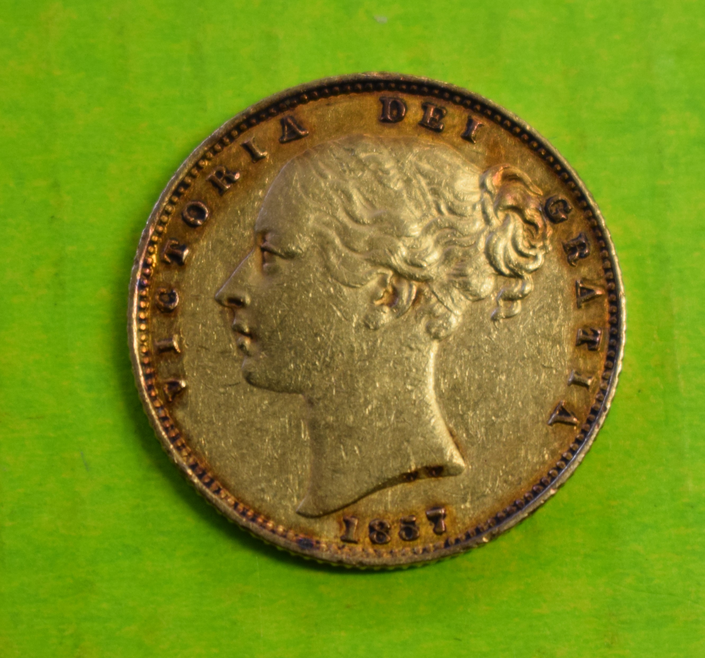 VICTORIAN 1857 GOLD SOVEREIGN 8G APPROZ - Image 2 of 2