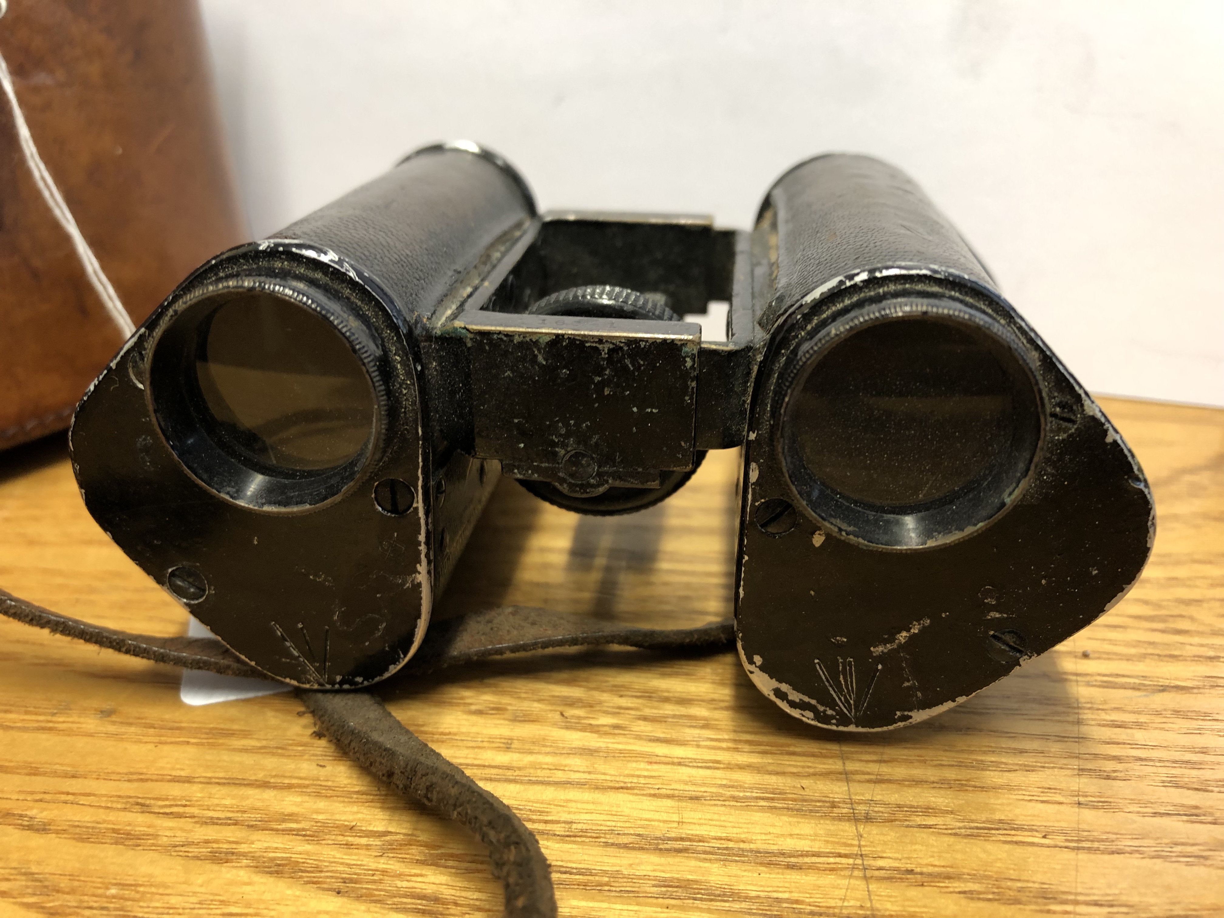 LEATHER CASED PAIR OF WWI GERMAN C.P. GOERTZ, BERLIN FRIEDE BINOCULARS, MAGNIFICATION X 6 SERIAL NO. - Image 5 of 6