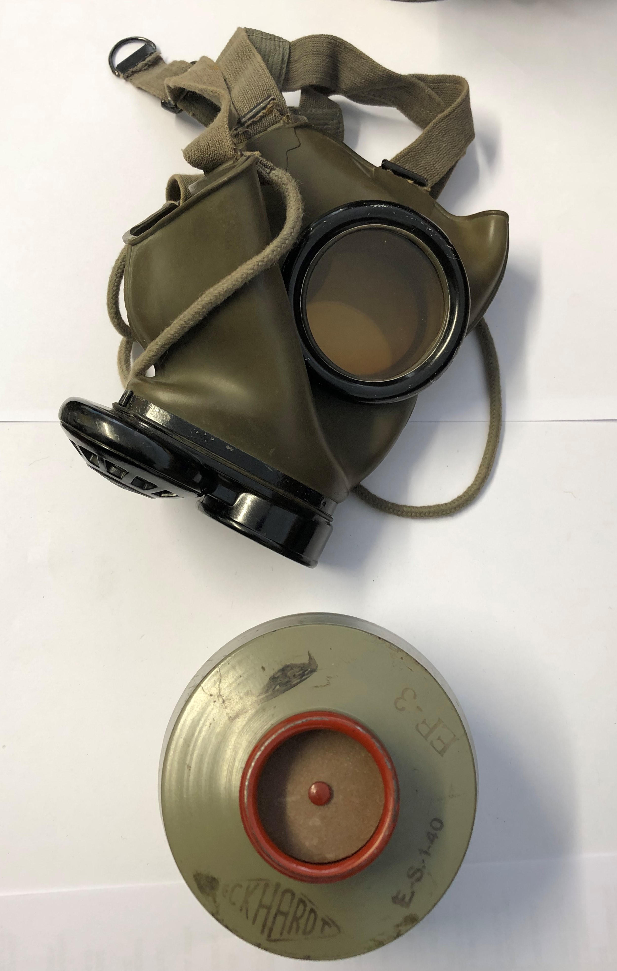 WWII GERMAN GAS MASK DATED 1940 WITH CANISTER - Image 3 of 7