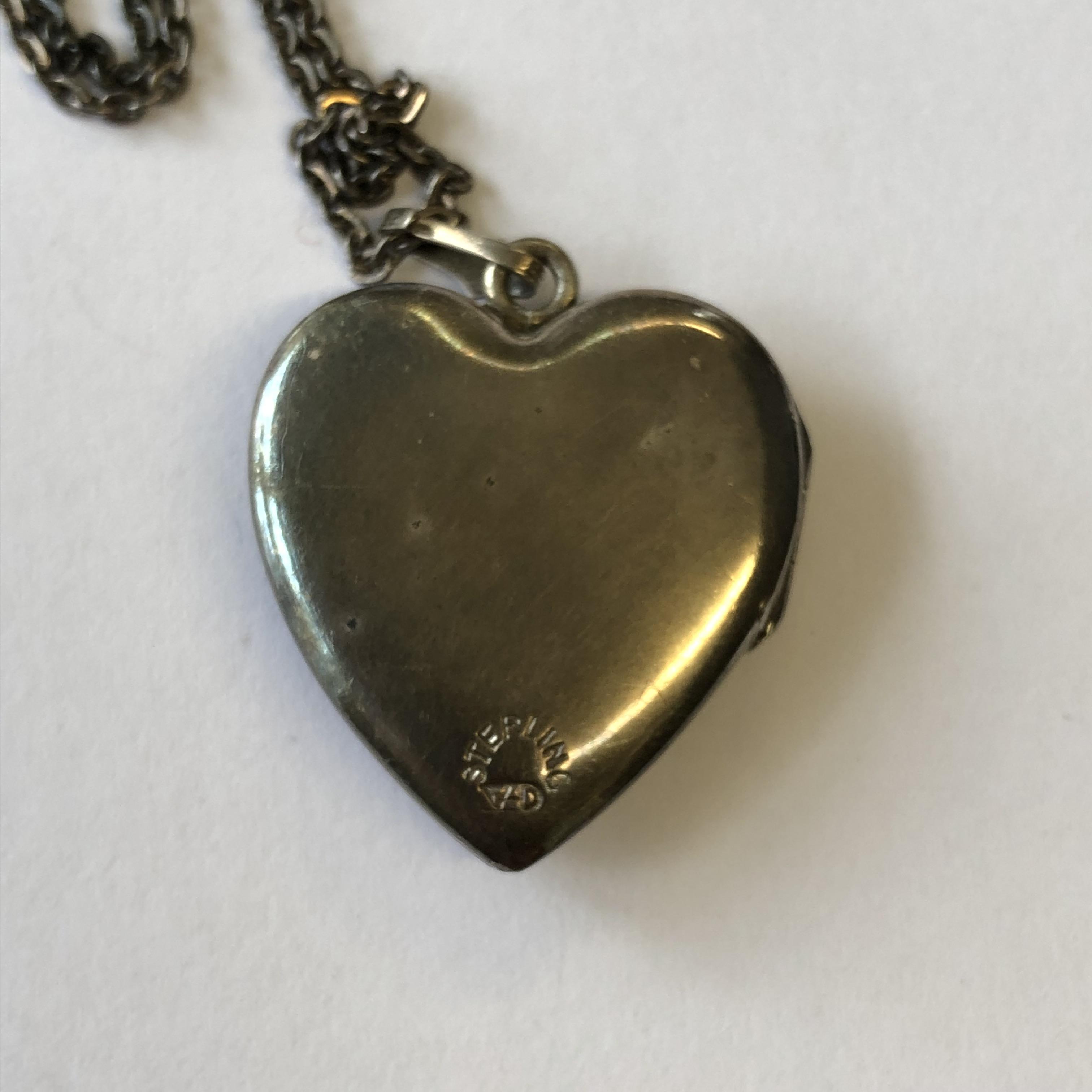 STERLING SILVER HEART SHAPED LOCKET ON TRACE CHAIN WITH ENAMELLED RAF INSIGNIA AND RAF LAPEL BADGES - Image 3 of 5