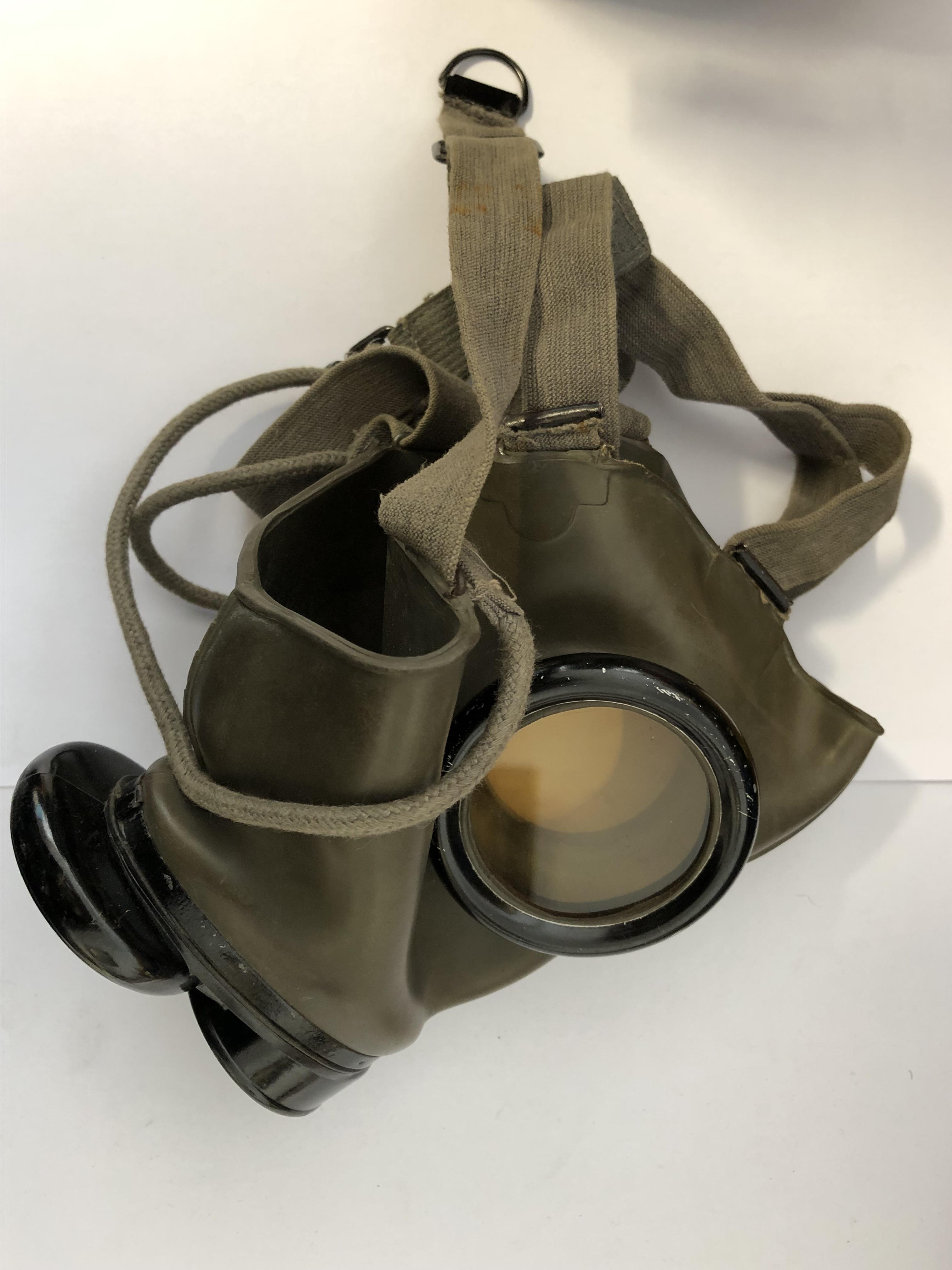 WWII GERMAN GAS MASK DATED 1940 WITH CANISTER - Image 5 of 7