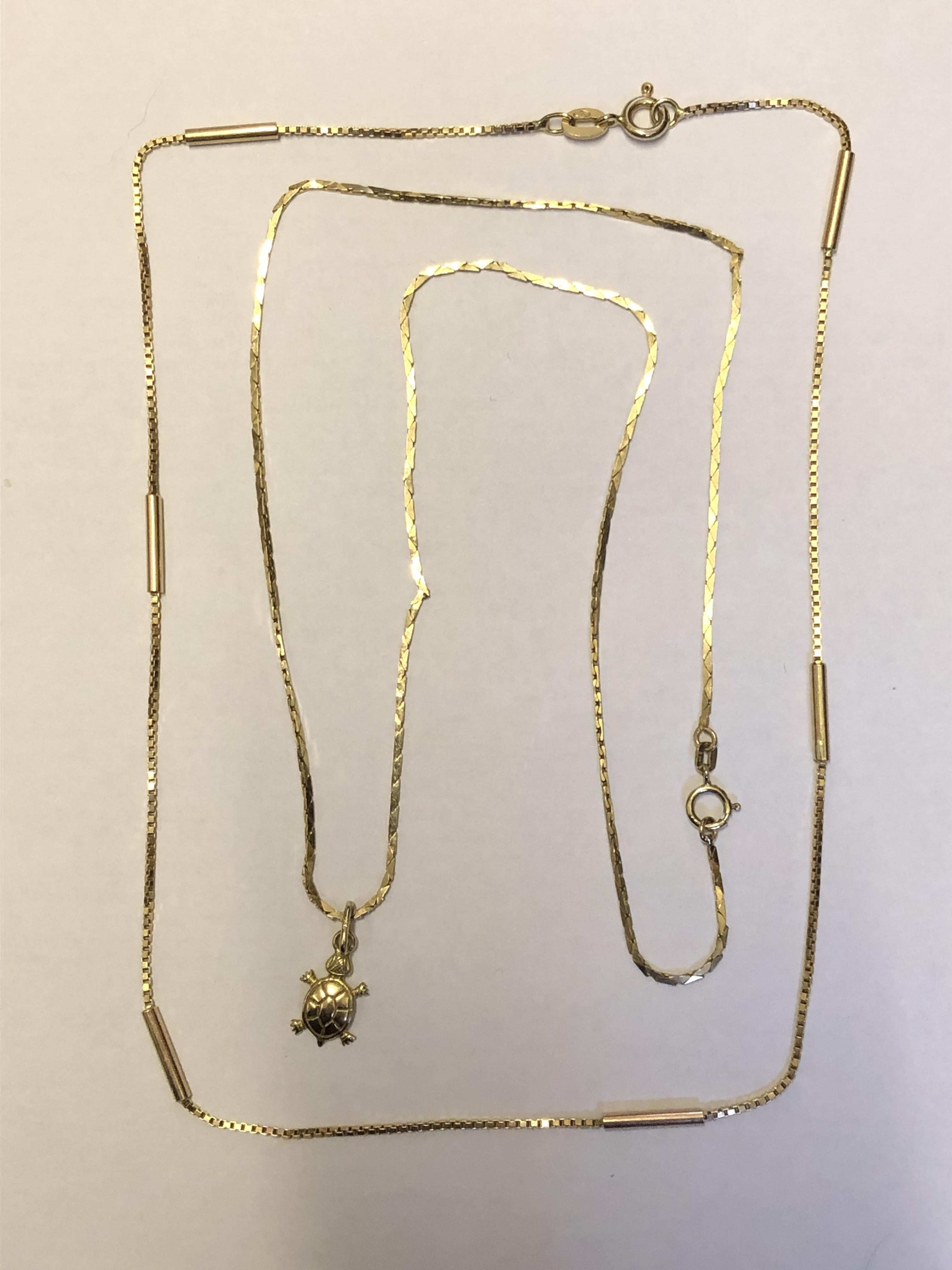 9CT GOLD CUBE LINK CHAIN WITH A TORTOISE PENDANT AND A 9CT GOLD CUBE AND BARREL LINK CHAIN 8.