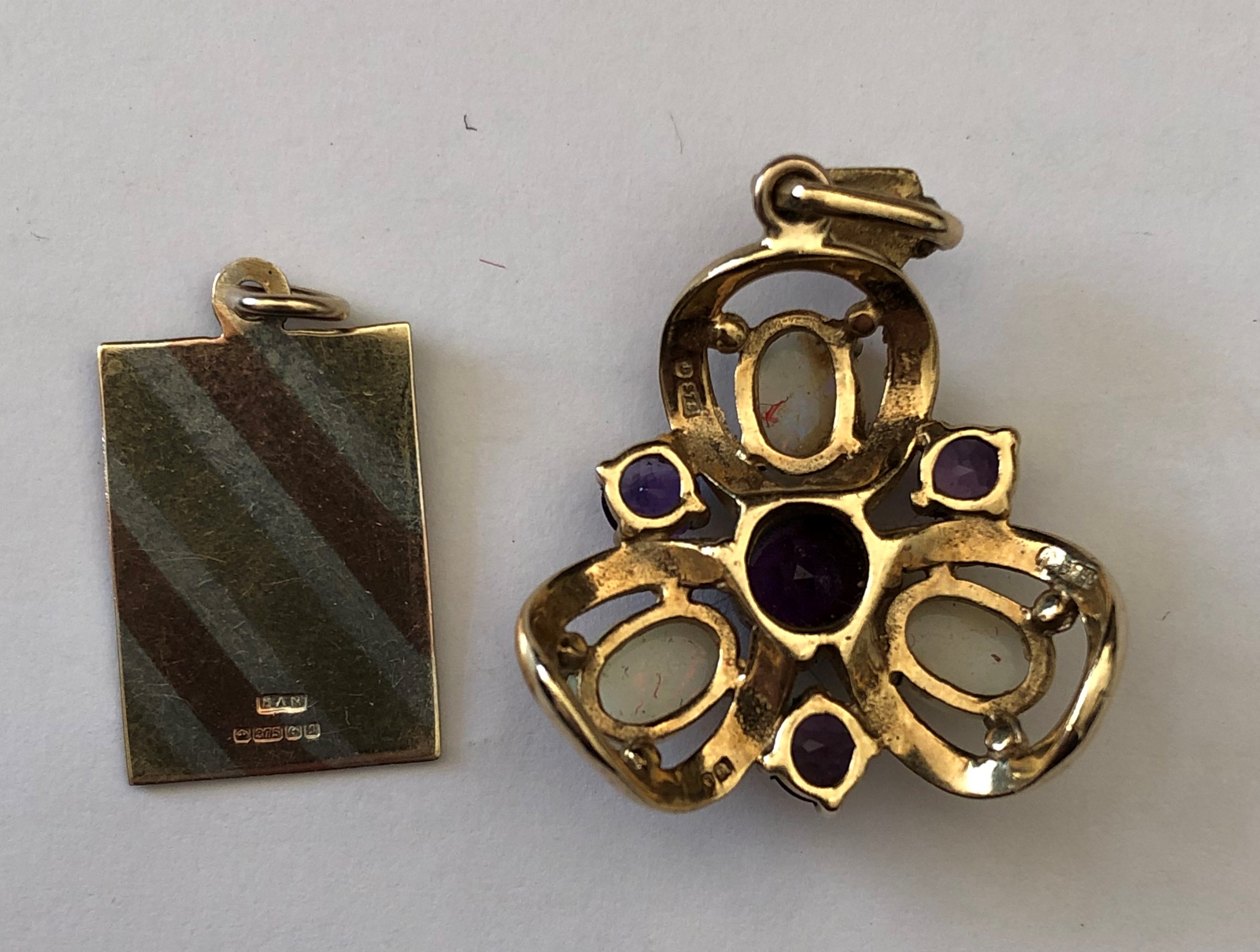 9CT GOLD AMETHYST AND OPAL TREFOIL PENDANT AND A 9CT TRI COLOUR GOLD OBLONG PENDANT ENGRAVED WITH G - Image 2 of 4