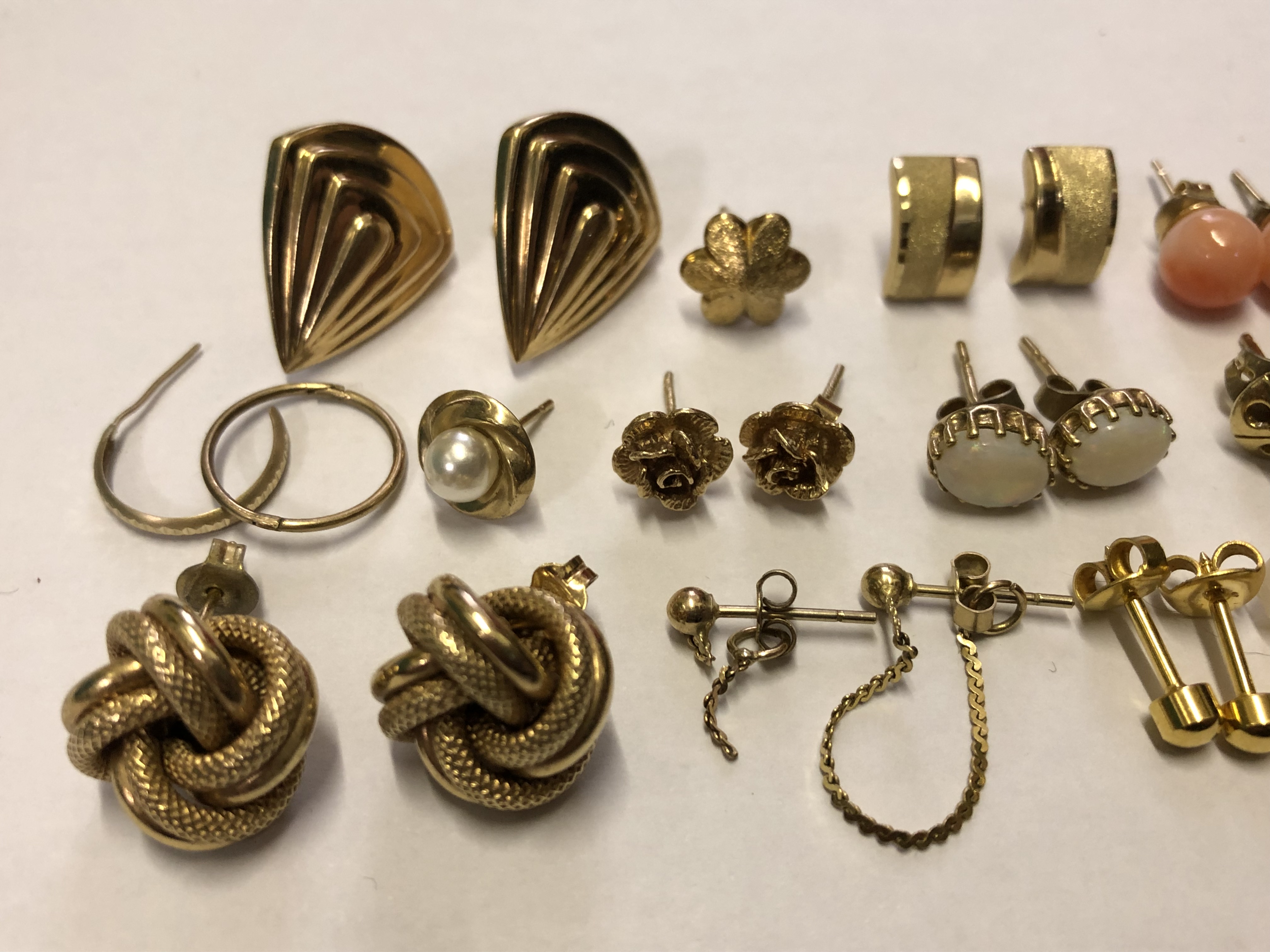 SELECTION OF 9CT GOLD KNOT EARRINGS, CZ STUDS, AND OTHERS 21. - Image 3 of 4