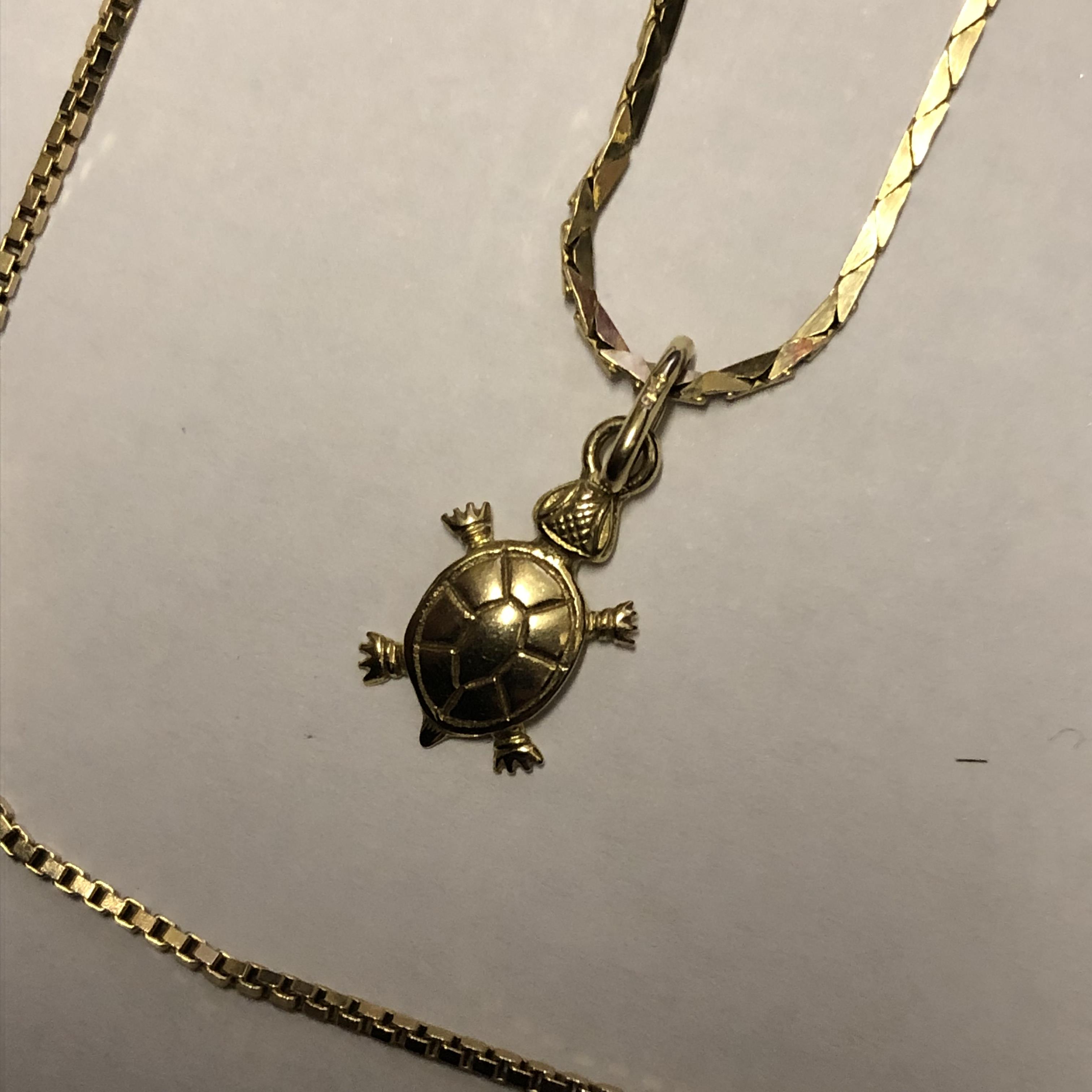 9CT GOLD CUBE LINK CHAIN WITH A TORTOISE PENDANT AND A 9CT GOLD CUBE AND BARREL LINK CHAIN 8. - Image 4 of 5