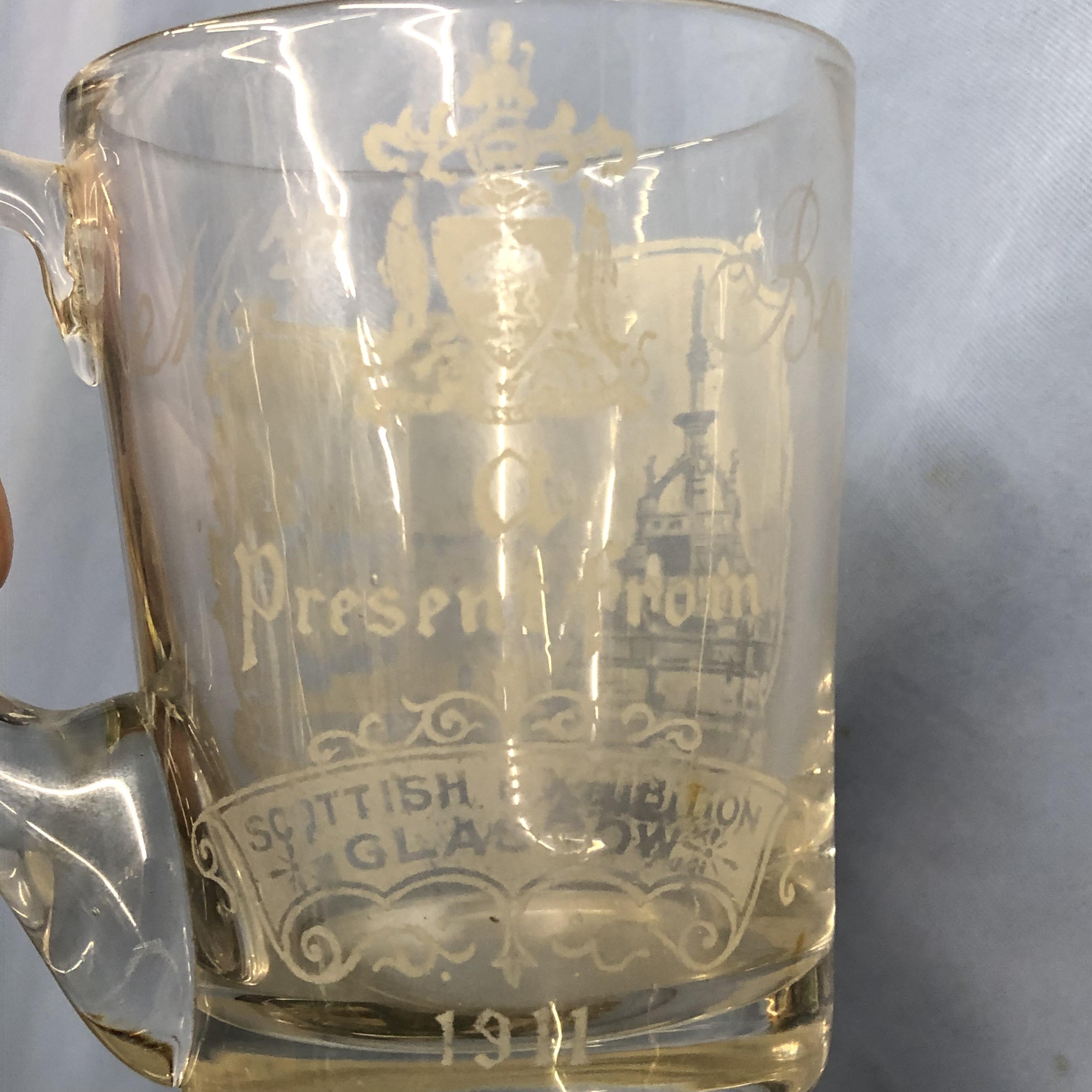ETCHED MINIATURE GLASS TANKARD, PRESENT FROM THE SCOTTISH EXHIBITION GLASGOW 1911 9. - Image 3 of 4