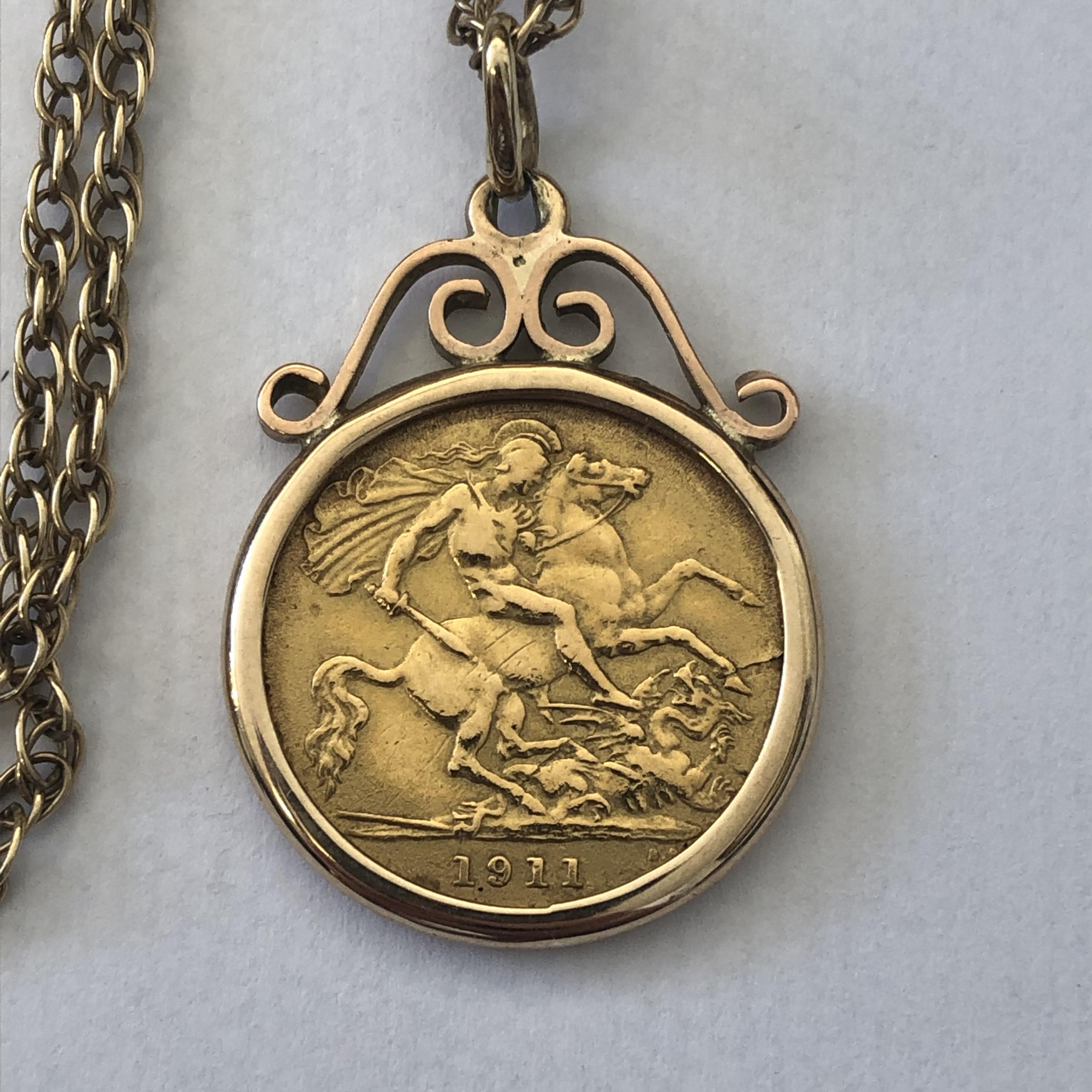 GEORGE V HALF SOVEREIGN 1911 IN MOUNT ON 9CT GOLD CHAIN 10. - Image 2 of 4