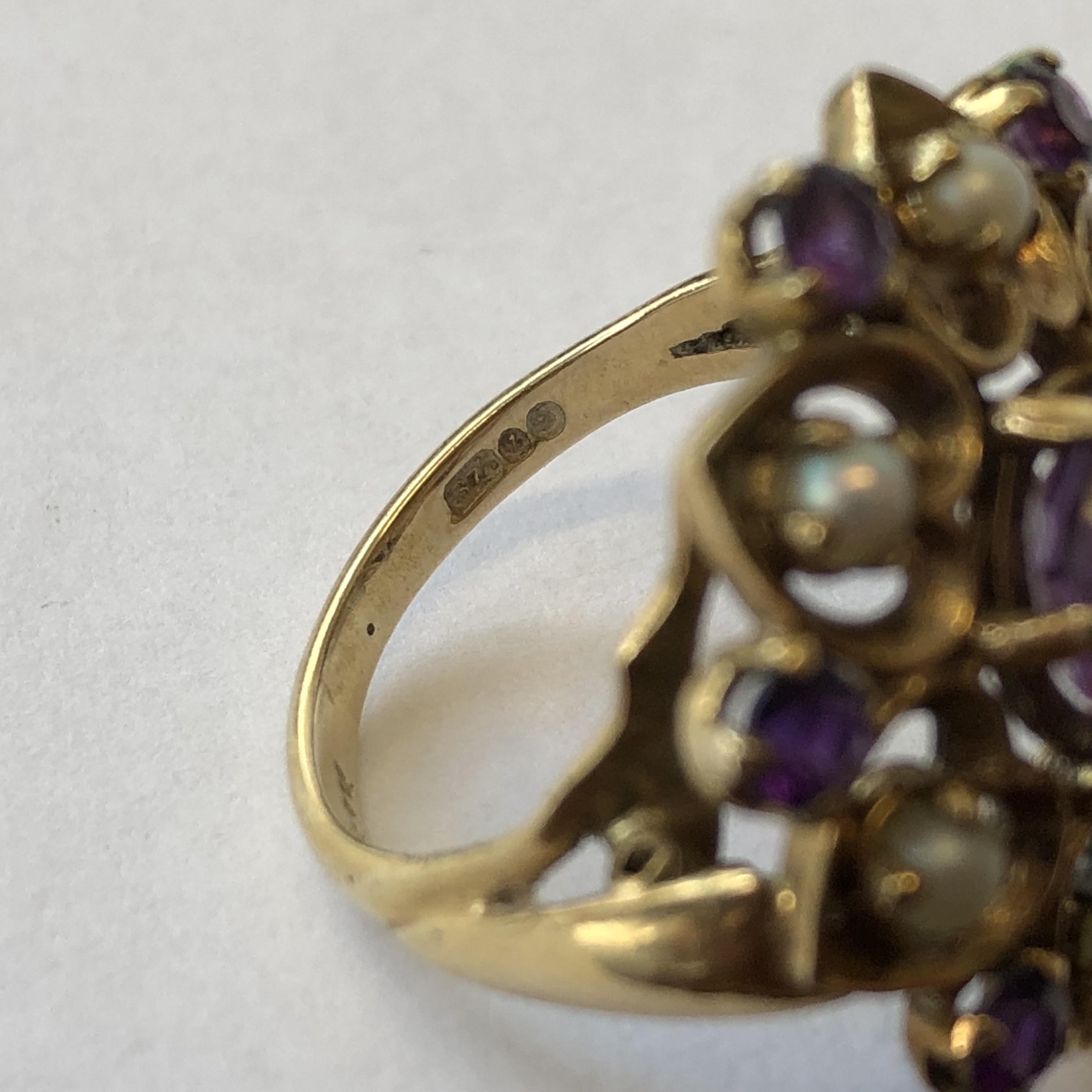 LADIES 9CT GOLD AMETHYST AND SEED PEARL DRESS RING SIZE L 6. - Image 3 of 4