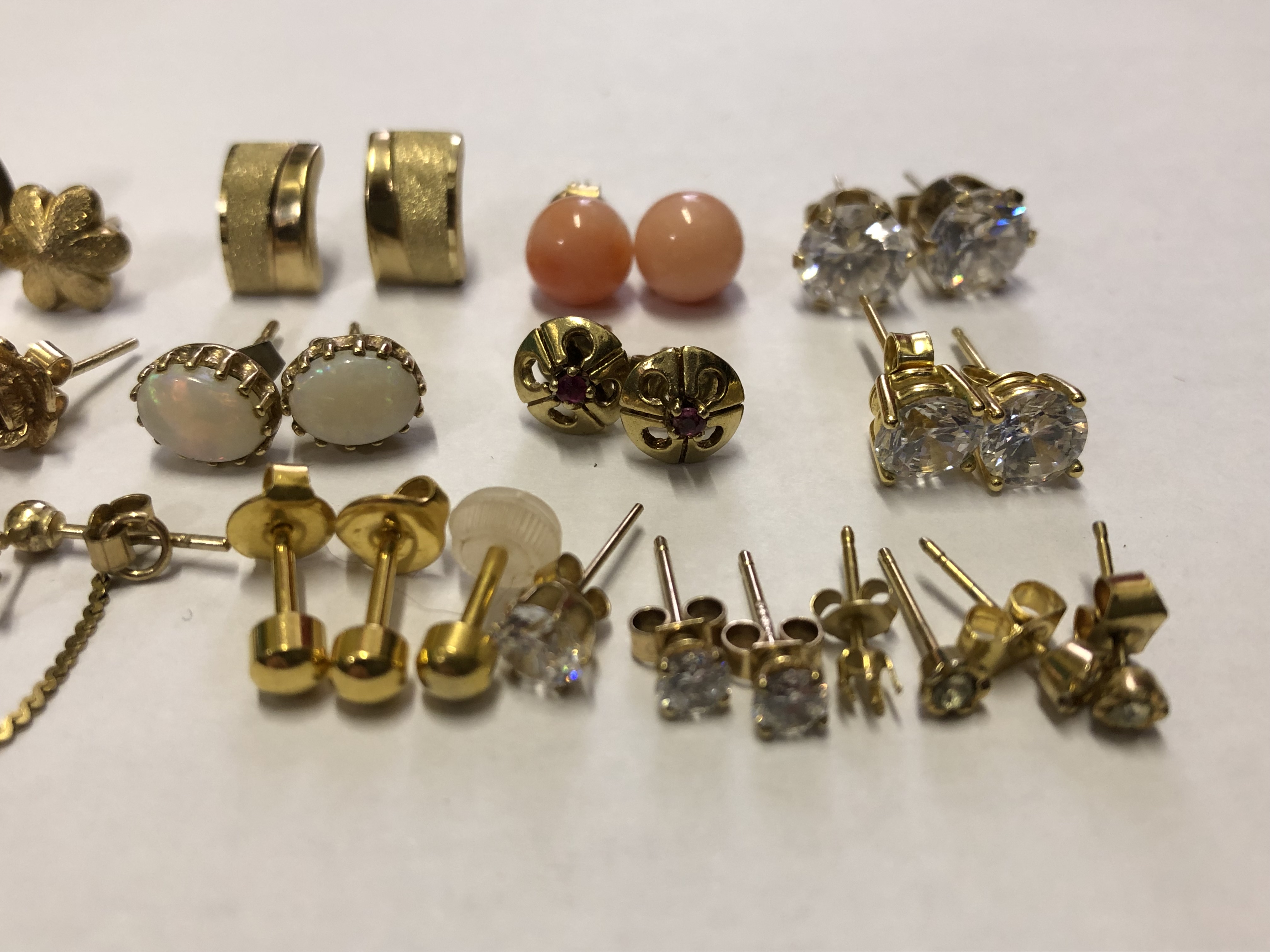 SELECTION OF 9CT GOLD KNOT EARRINGS, CZ STUDS, AND OTHERS 21. - Image 2 of 4