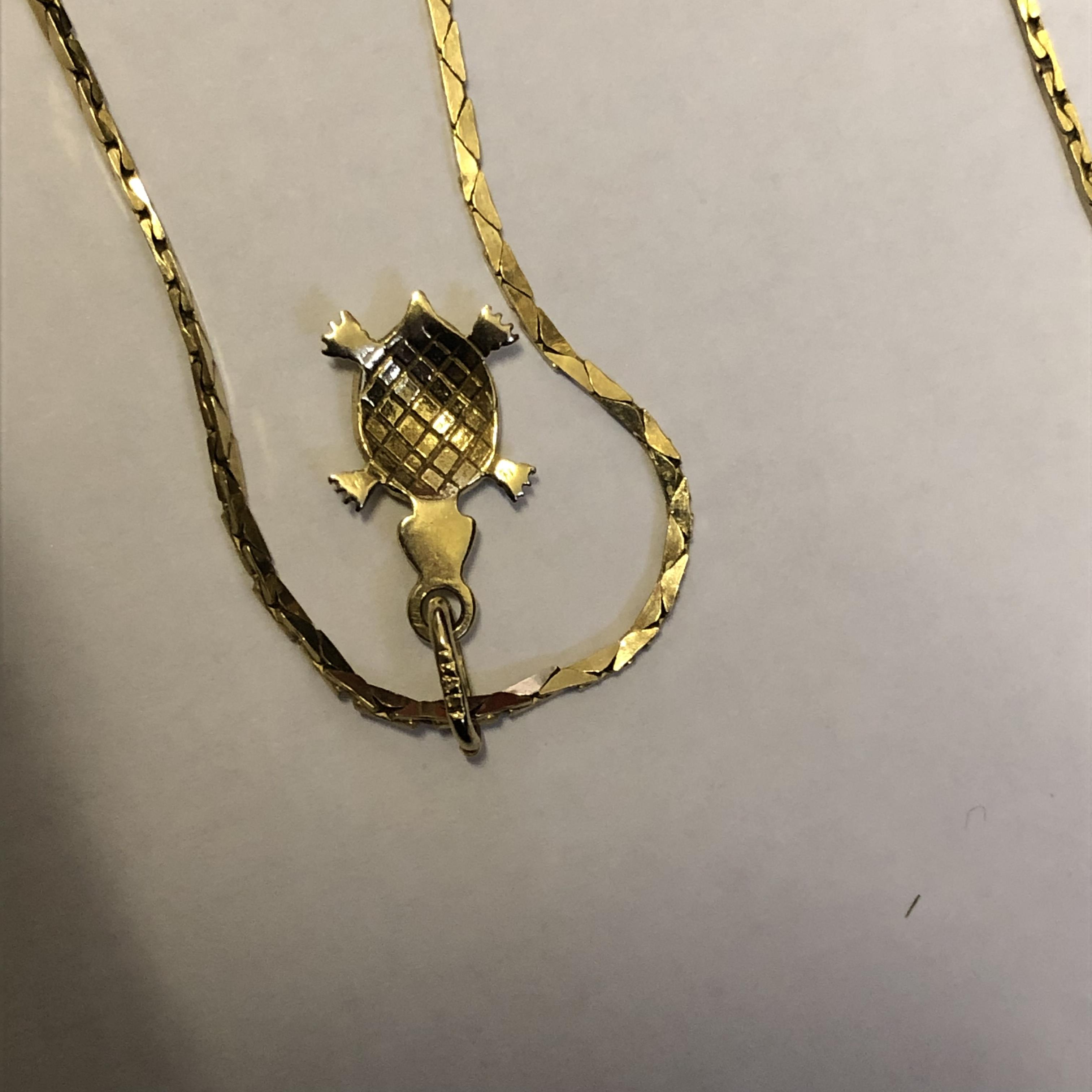 9CT GOLD CUBE LINK CHAIN WITH A TORTOISE PENDANT AND A 9CT GOLD CUBE AND BARREL LINK CHAIN 8. - Image 5 of 5