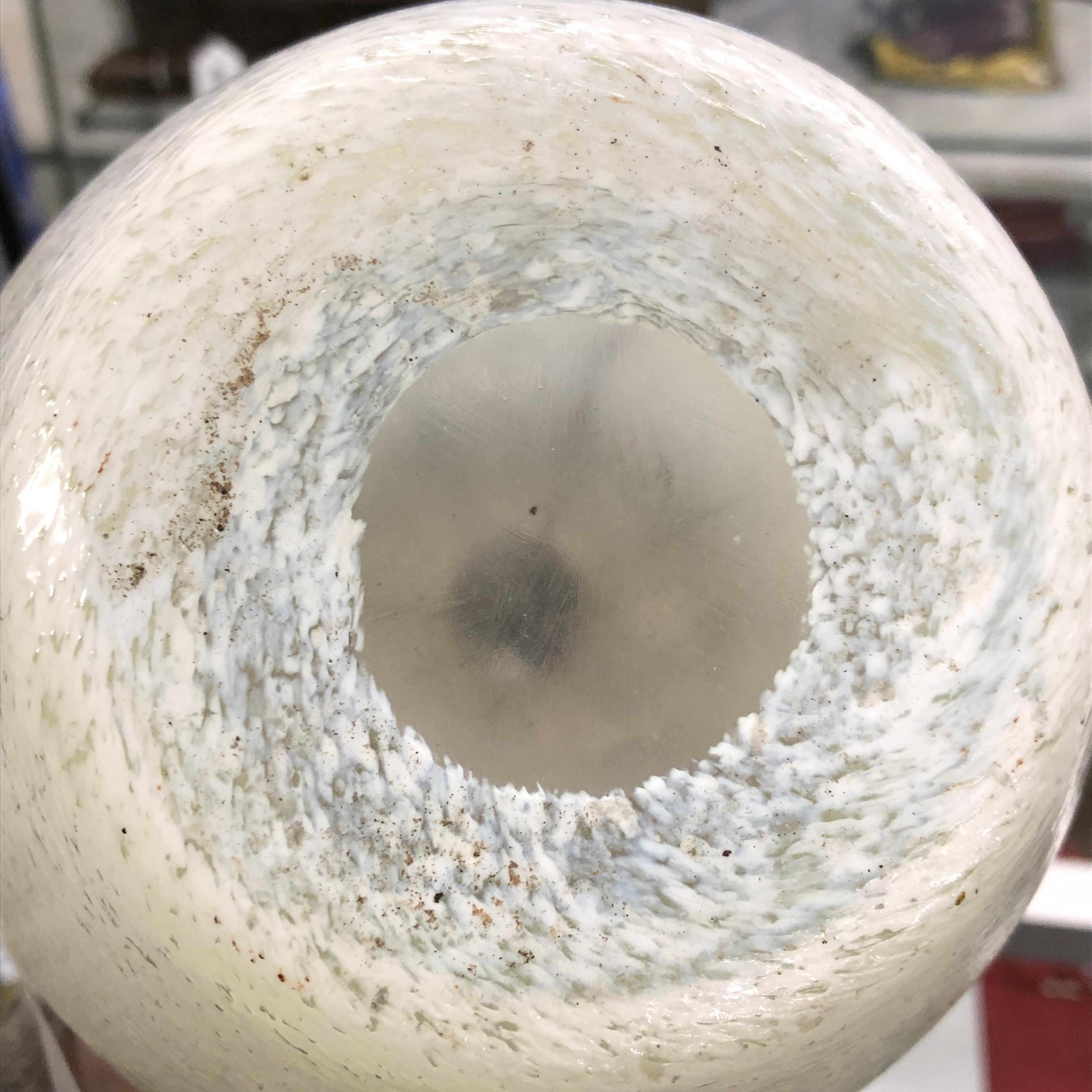 20TH CENTURY WHITE MOTTLED AND OVERLAID FLARE BALUSTER GLASS VASE 30CM H - Image 2 of 3