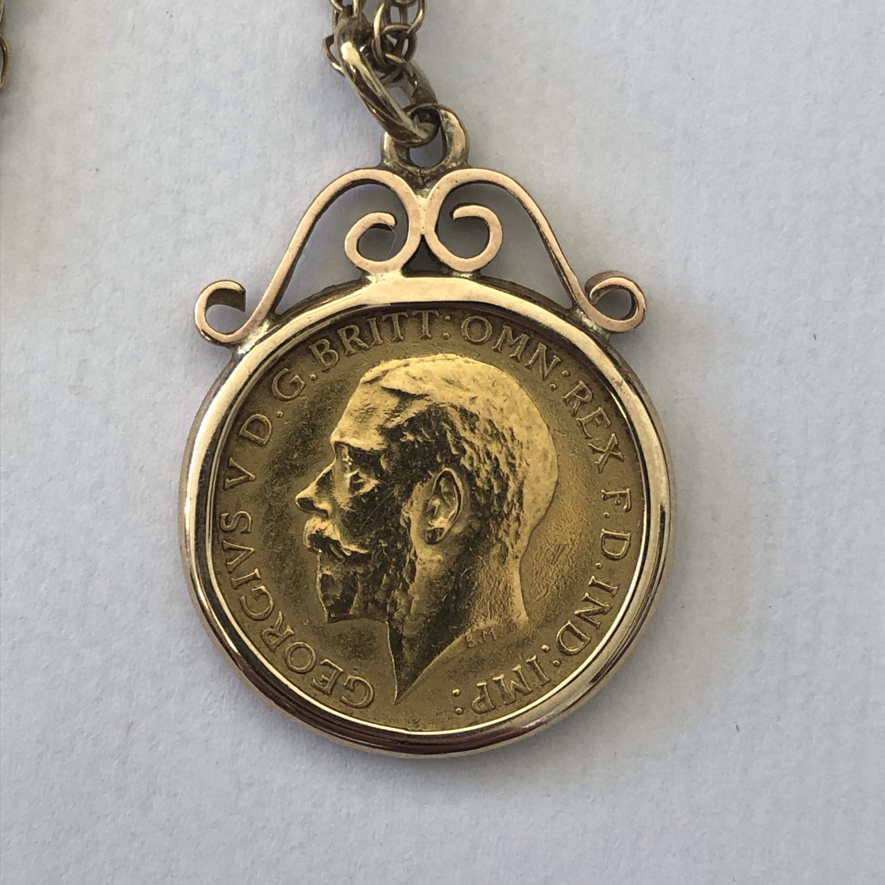 GEORGE V HALF SOVEREIGN 1911 IN MOUNT ON 9CT GOLD CHAIN 10. - Image 3 of 4