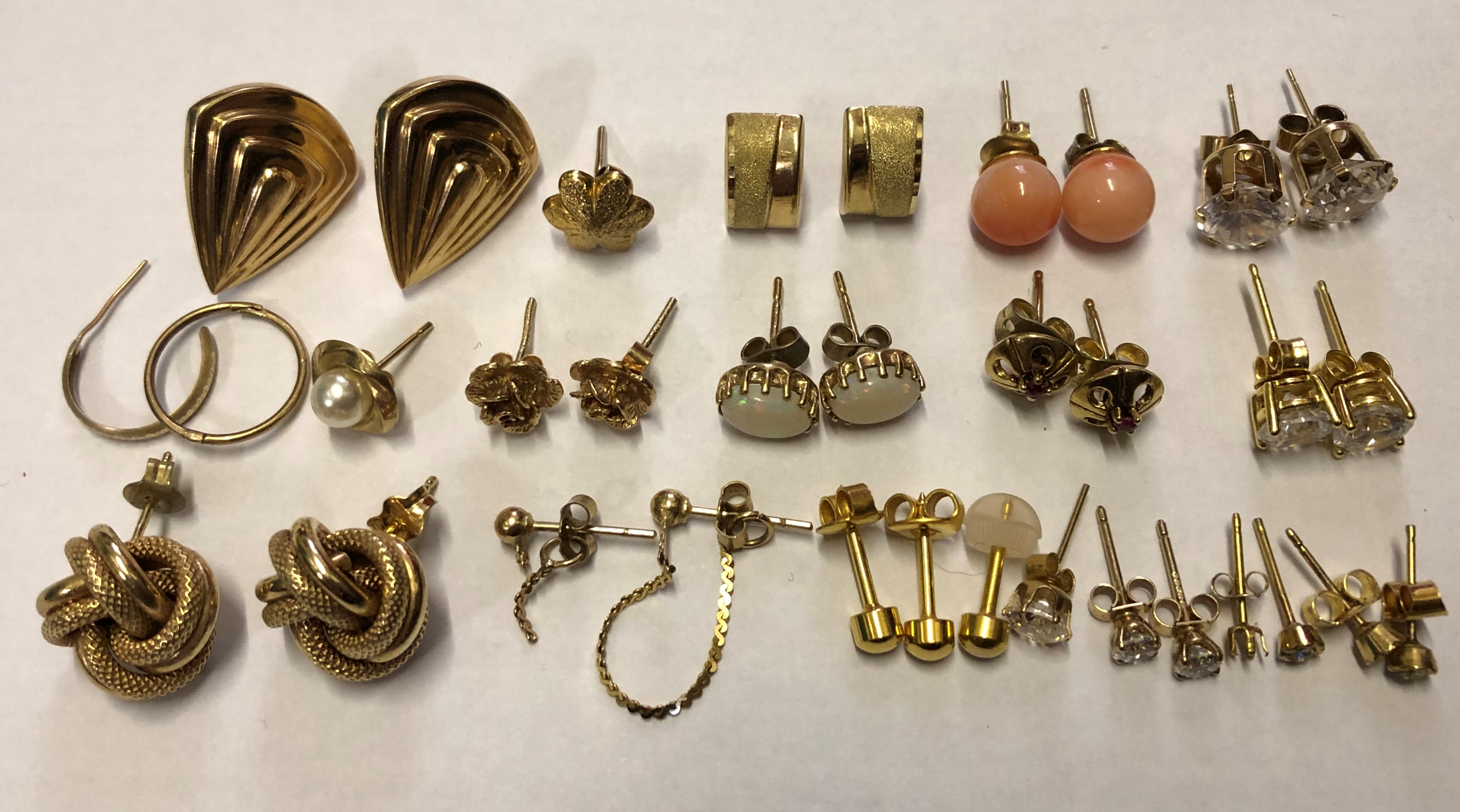 SELECTION OF 9CT GOLD KNOT EARRINGS, CZ STUDS, AND OTHERS 21. - Image 4 of 4