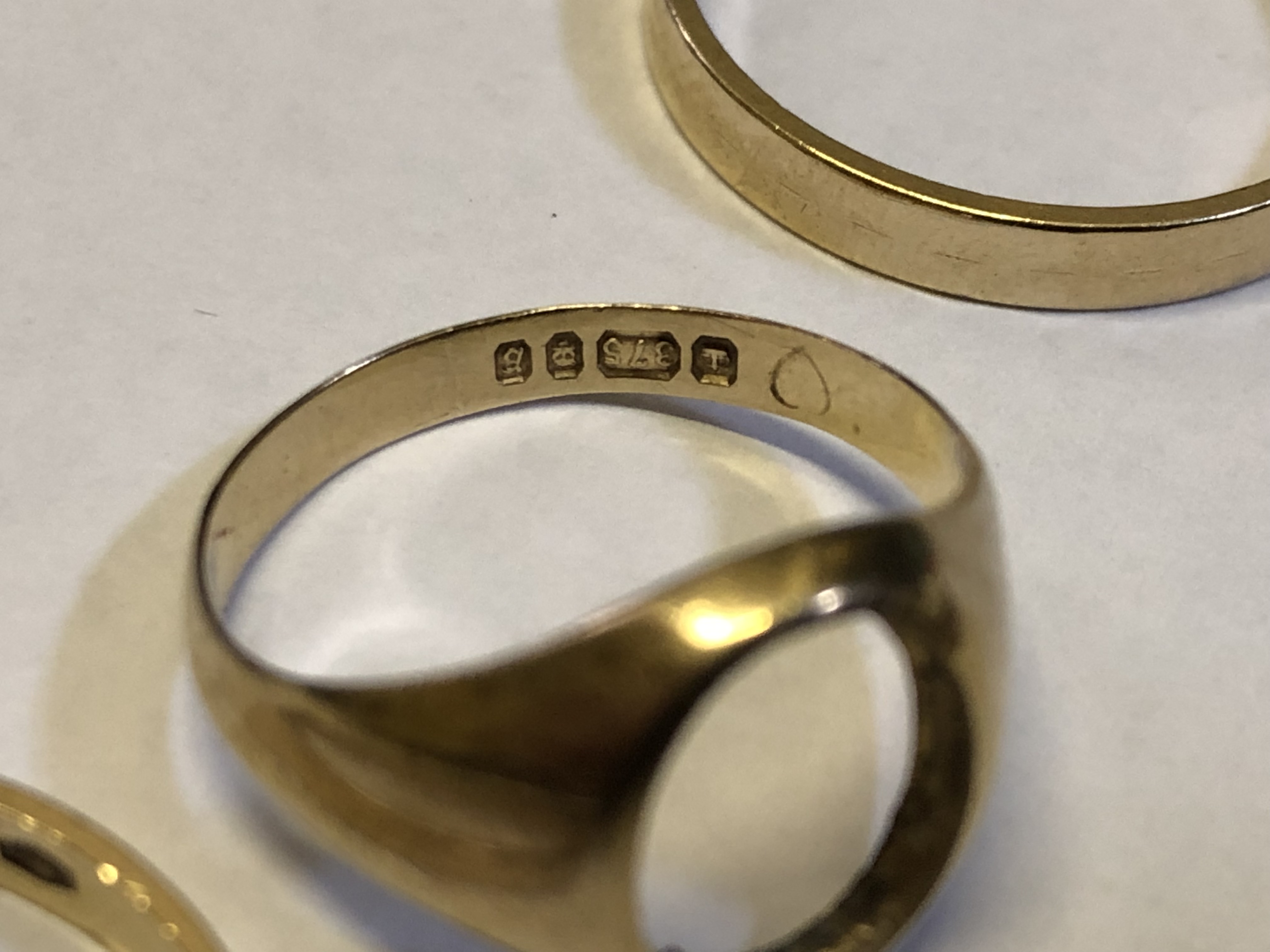 9CT GOLD OVAL SIGNET RING STONE MISSING AND TWO YELLOW METAL BANDS SIZE U AND N 6. - Image 3 of 3