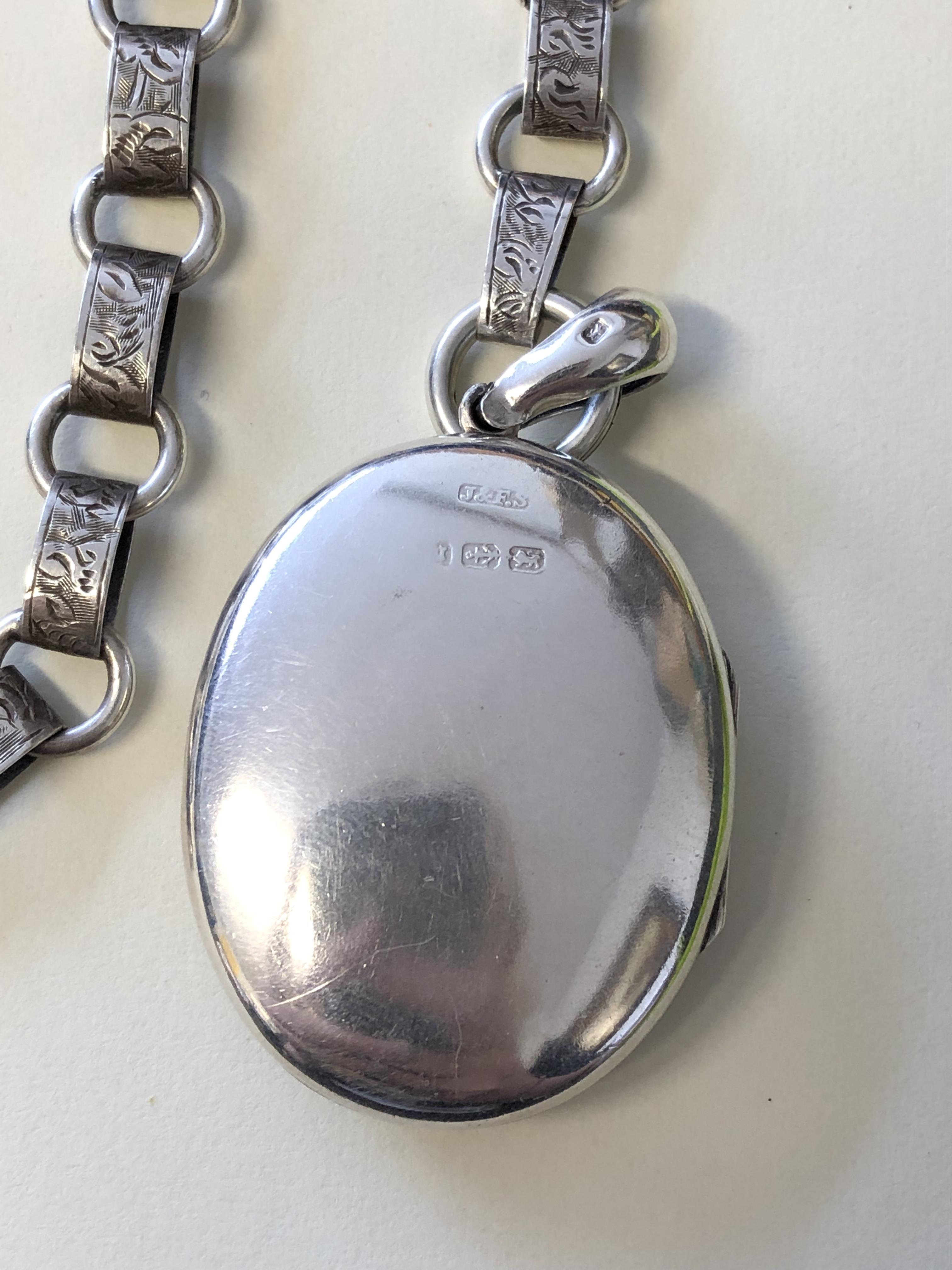 SILVER OVAL ENGRAVED LOCKET ON A SILVER ENGRAVED LINK CHAIN 38. - Image 3 of 8