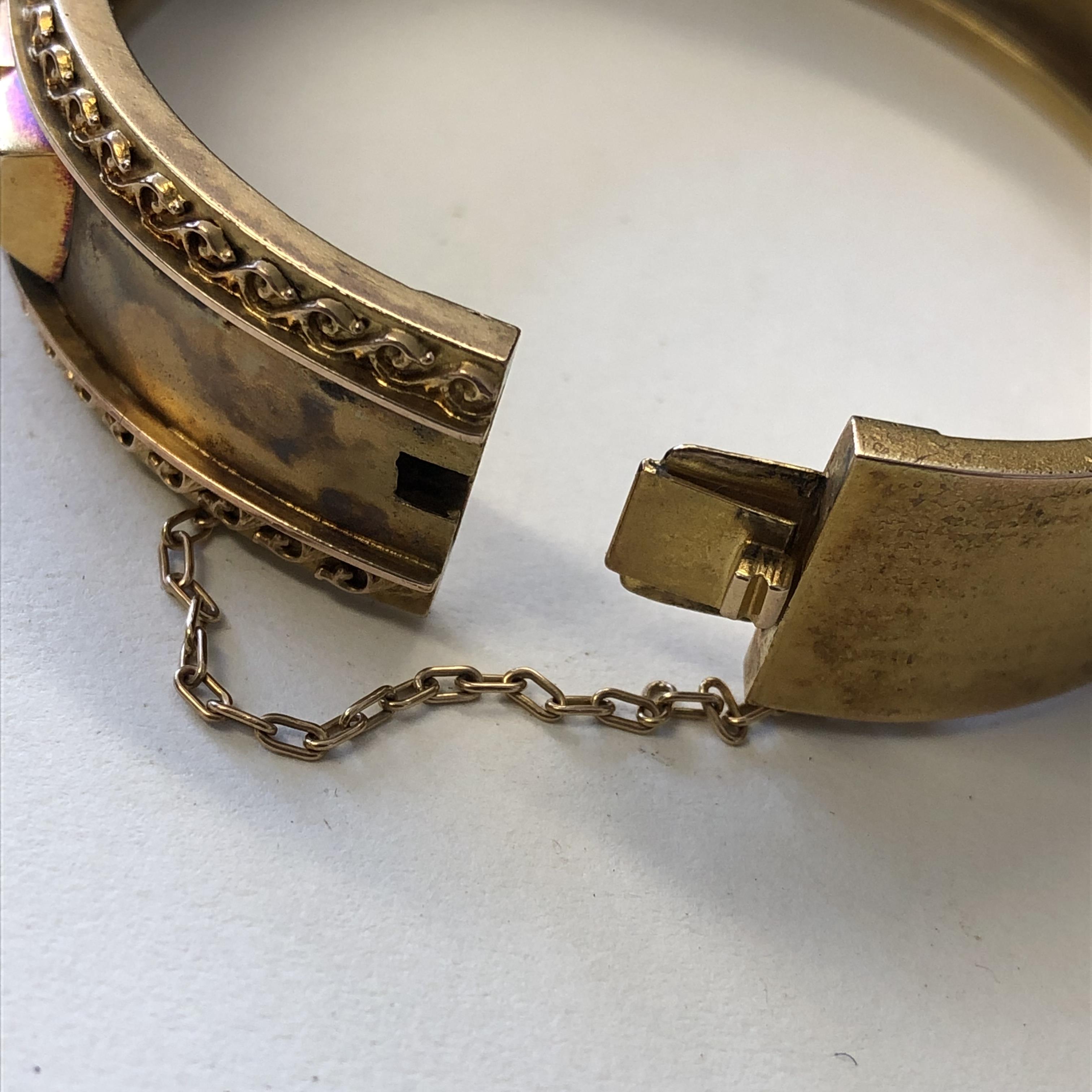 VICTORIAN YELLOW METAL AND SEED PEARL ENCASED BANGLE WITH SAFETY CHAIN 22. - Image 2 of 4