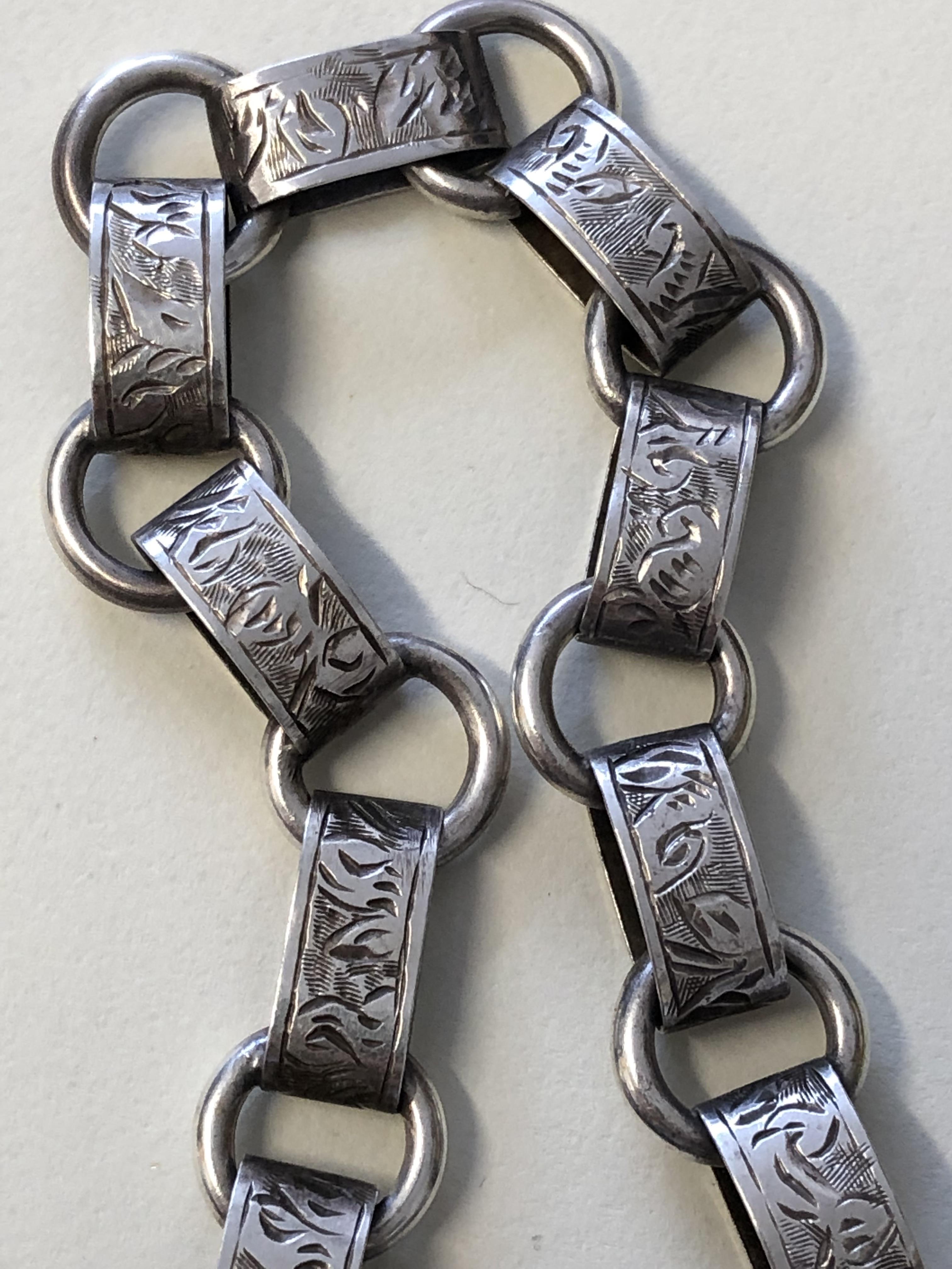 SILVER OVAL ENGRAVED LOCKET ON A SILVER ENGRAVED LINK CHAIN 38. - Image 5 of 8