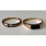 9CT GOLD ONYX RING, 9CT GOLD REEDED BAND (STONE MISSING) 3.
