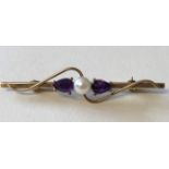 9CT YELLOW GOLD BAR BROOCH SET WITH A CULTURED PEARL FLANKED BY CLAW SET AMETHYSTS 2.